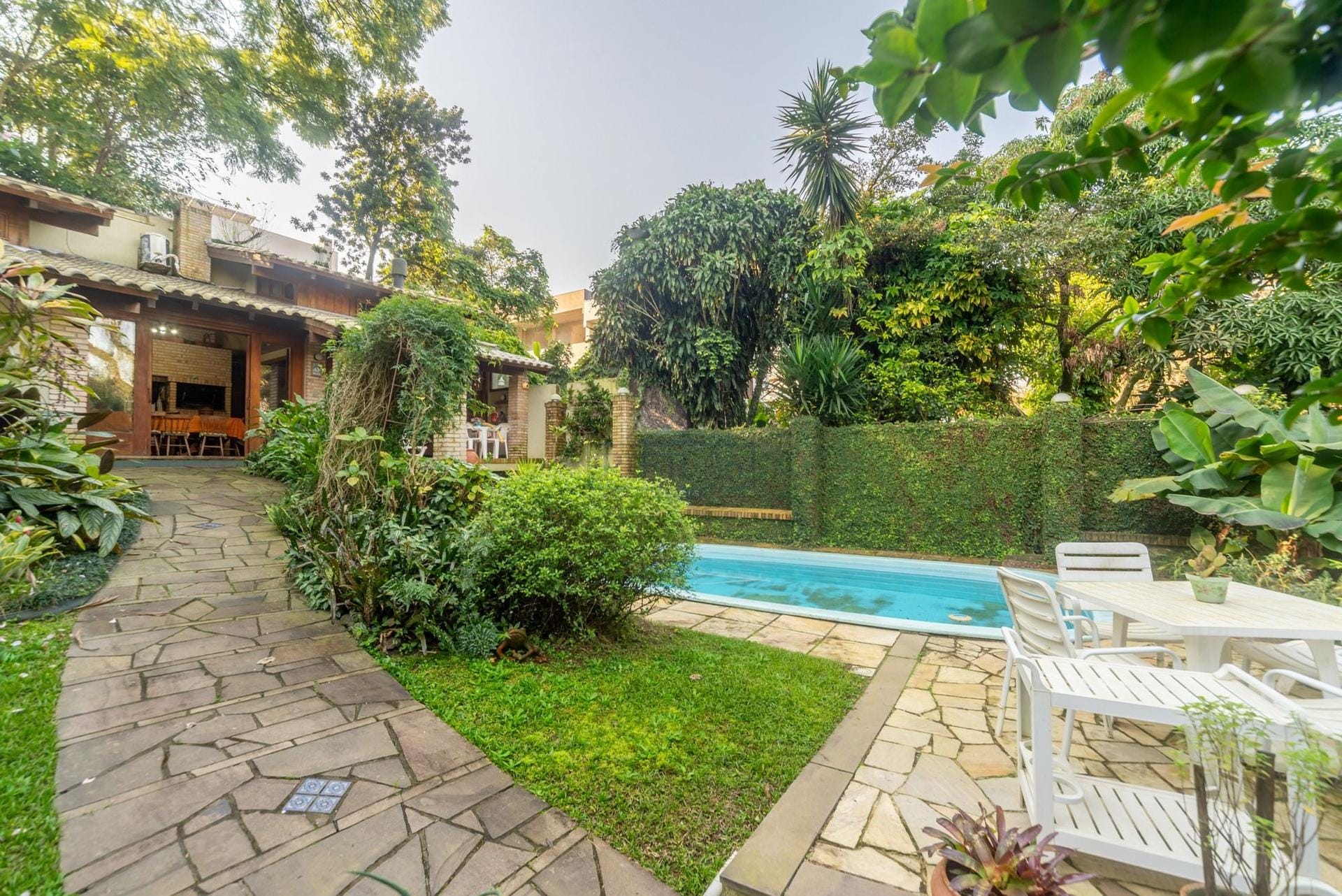 Casa à venda com 213m², 3 dormitórios, 1 suíte, 4 vagas no bairro Jardim Isabel em Porto Alegre - Foto 1
