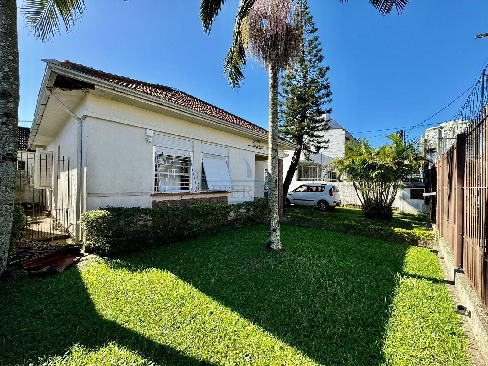 Casa à venda com 180m², 4 dormitórios, 1 suíte, 3 vagas no bairro Tristeza em Porto Alegre - Foto 1