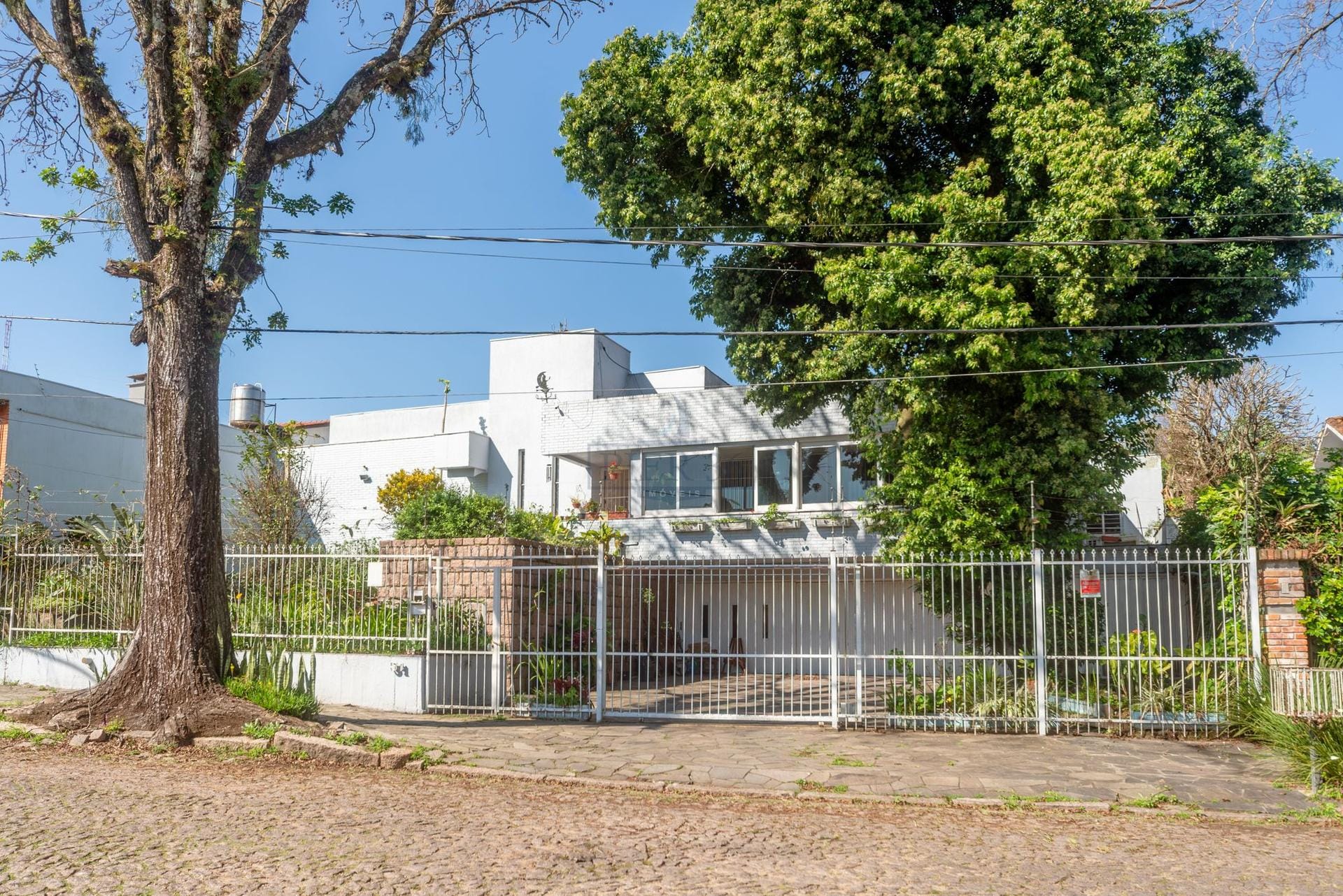 Casa à venda com 407m², 3 dormitórios, 3 suítes, 6 vagas no bairro Vila Assunção em Porto Alegre - Foto 1