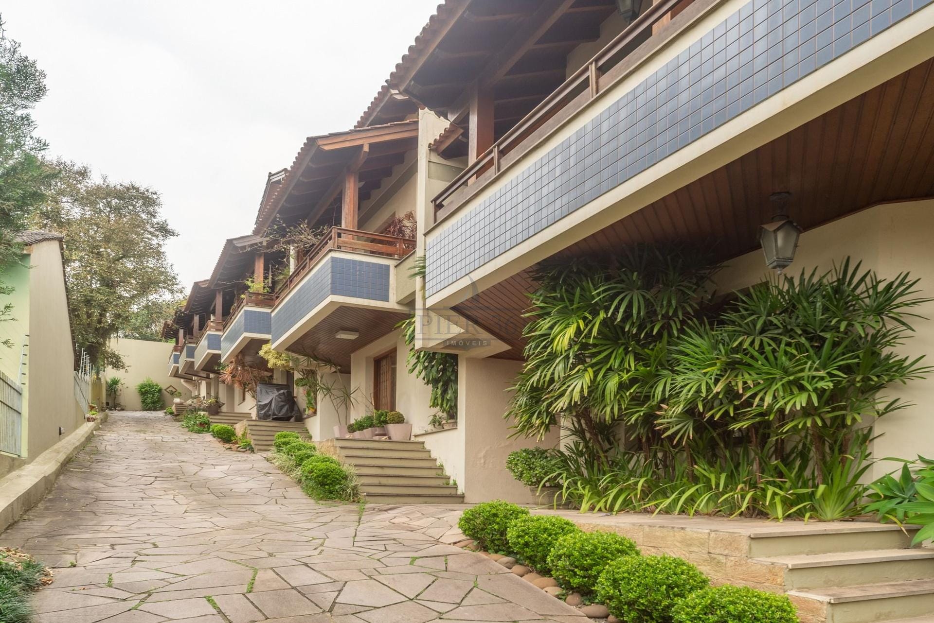 Casa em Condomínio à venda com 174m², 3 dormitórios, 1 suíte, 2 vagas no bairro Cristal em Porto Alegre - Foto 1