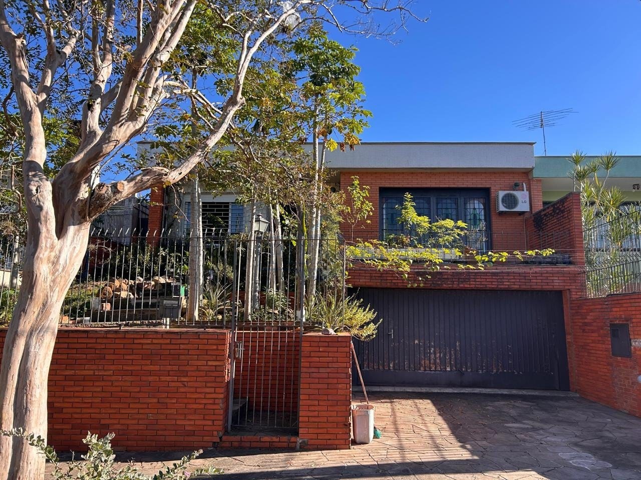 Casa à venda com 235m², 3 dormitórios, 1 suíte, 3 vagas no bairro Vila Assunção em Porto Alegre - Foto 1