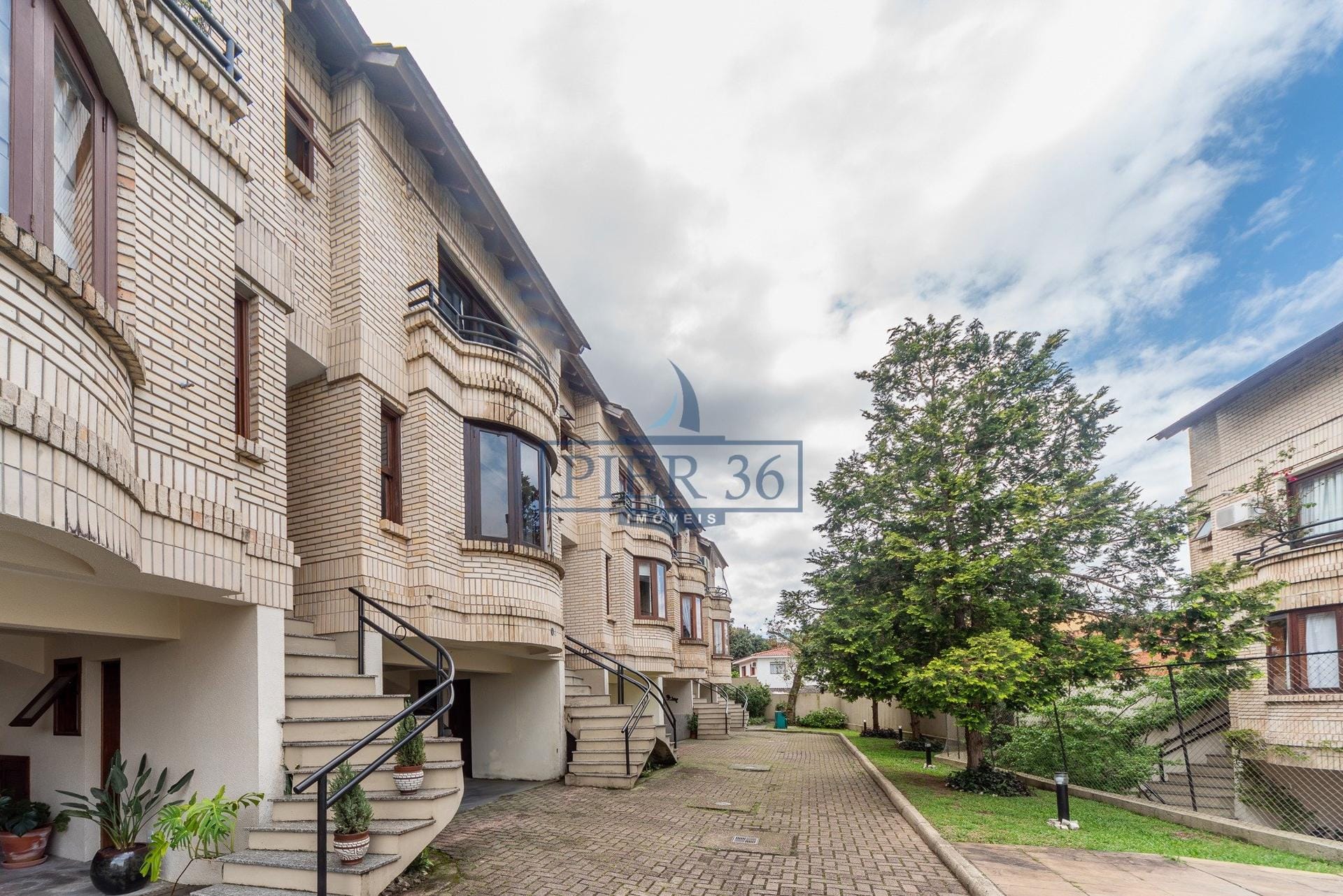 Casa em Condomínio à venda com 182m², 3 dormitórios, 1 suíte, 2 vagas no bairro Cristal em Porto Alegre - Foto 1