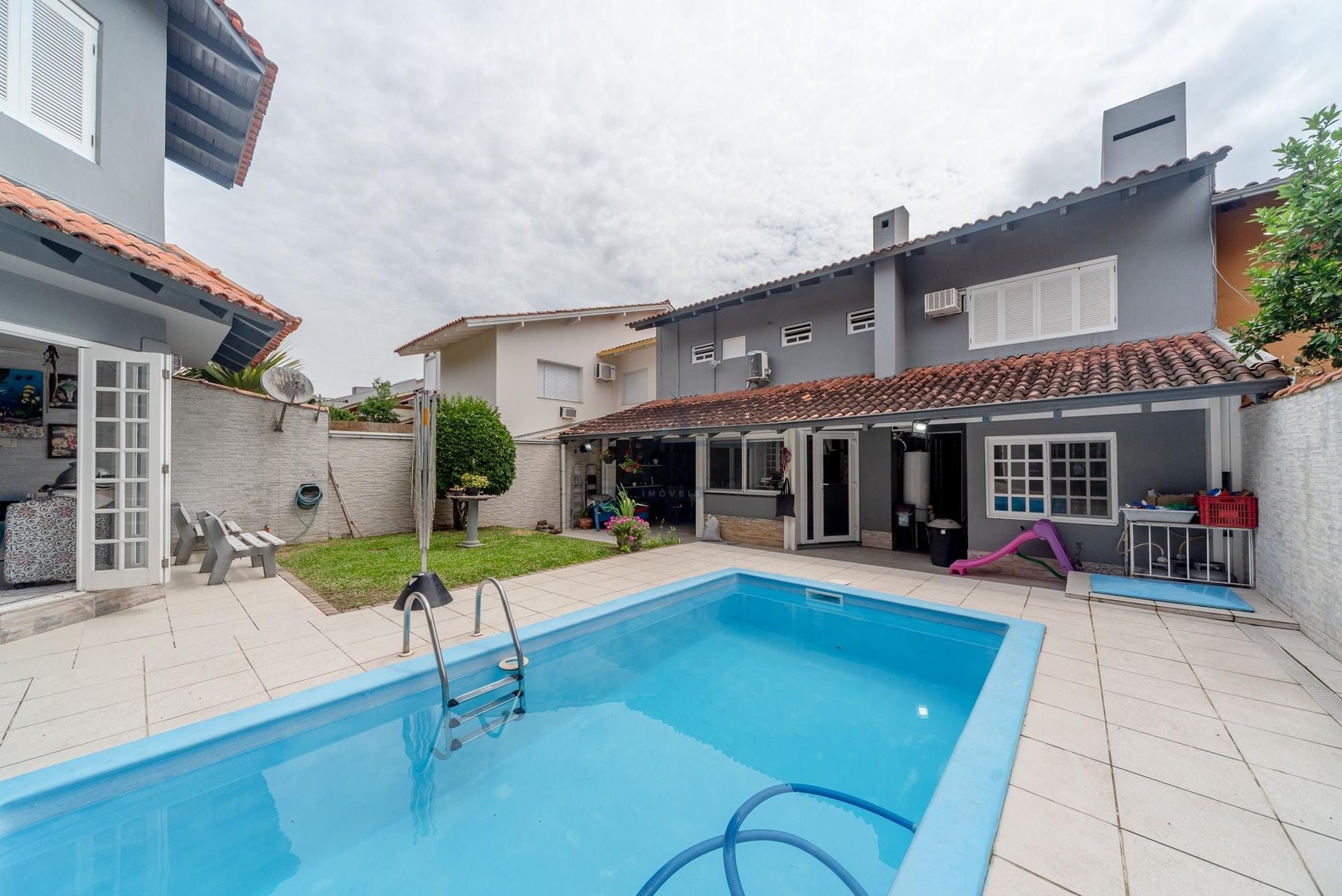 Casa à venda com 206m², 3 dormitórios, 1 suíte, 3 vagas no bairro Ipanema em Porto Alegre - Foto 1