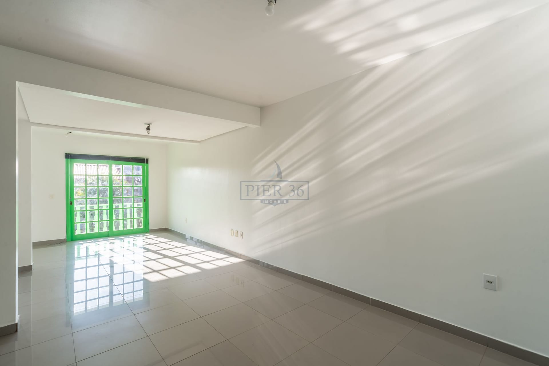 Casa à venda com 227m², 3 dormitórios, 1 suíte, 2 vagas no bairro Ipanema em Porto Alegre - Foto 1