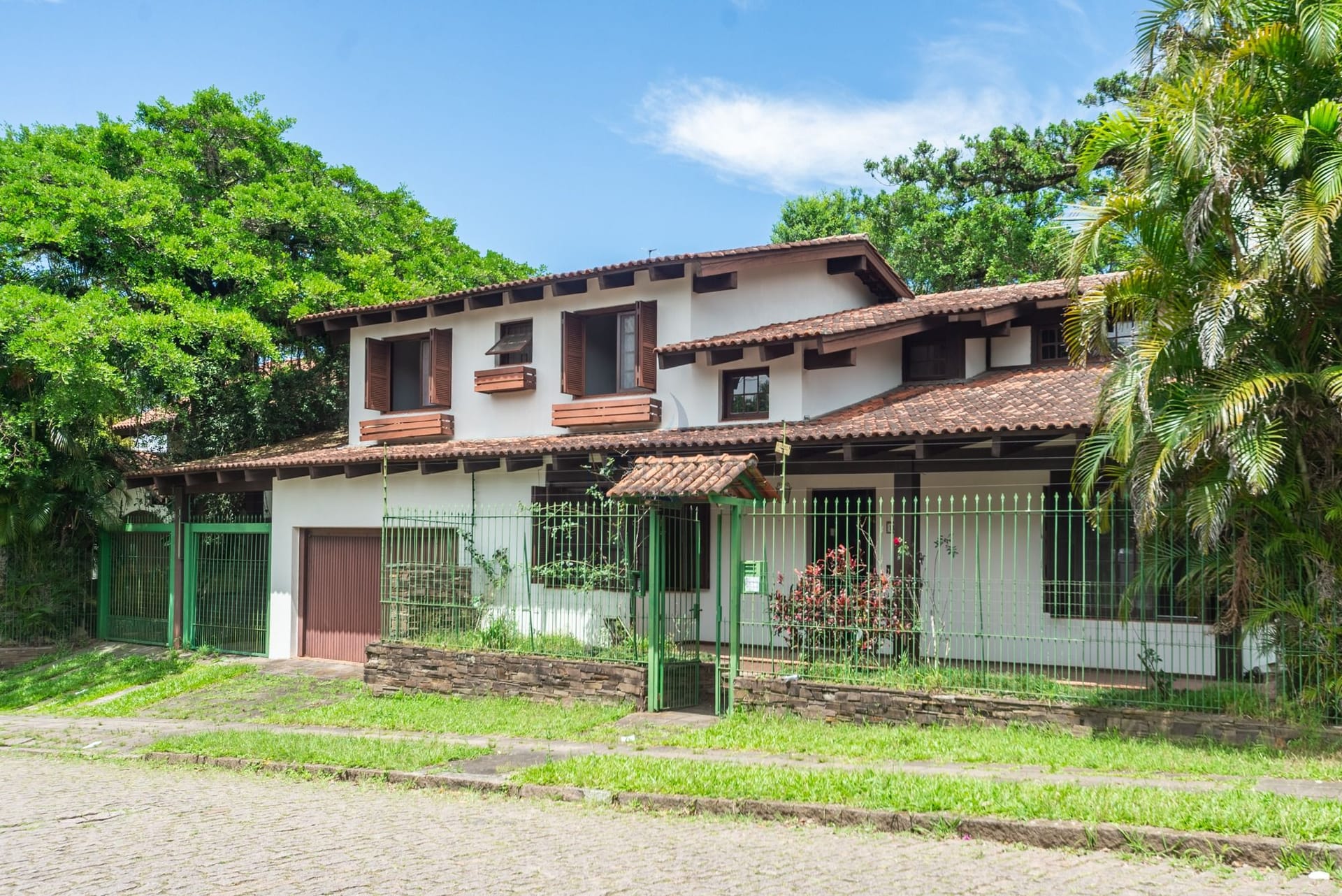 Casa à venda com 357m², 5 dormitórios, 1 suíte, 6 vagas no bairro Jardim Isabel em Porto Alegre - Foto 1