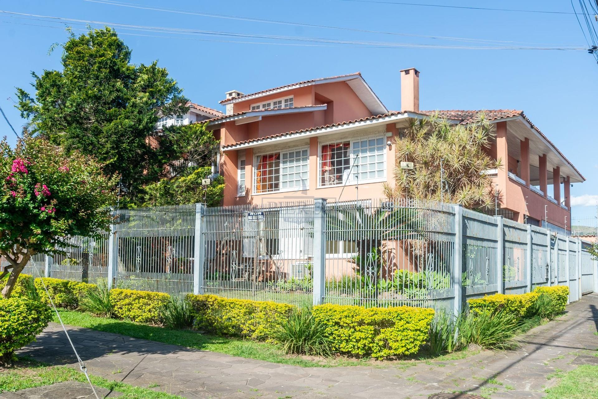 Casa à venda com 335m², 4 dormitórios, 2 suítes, 2 vagas no bairro Ipanema em Porto Alegre - Foto 1