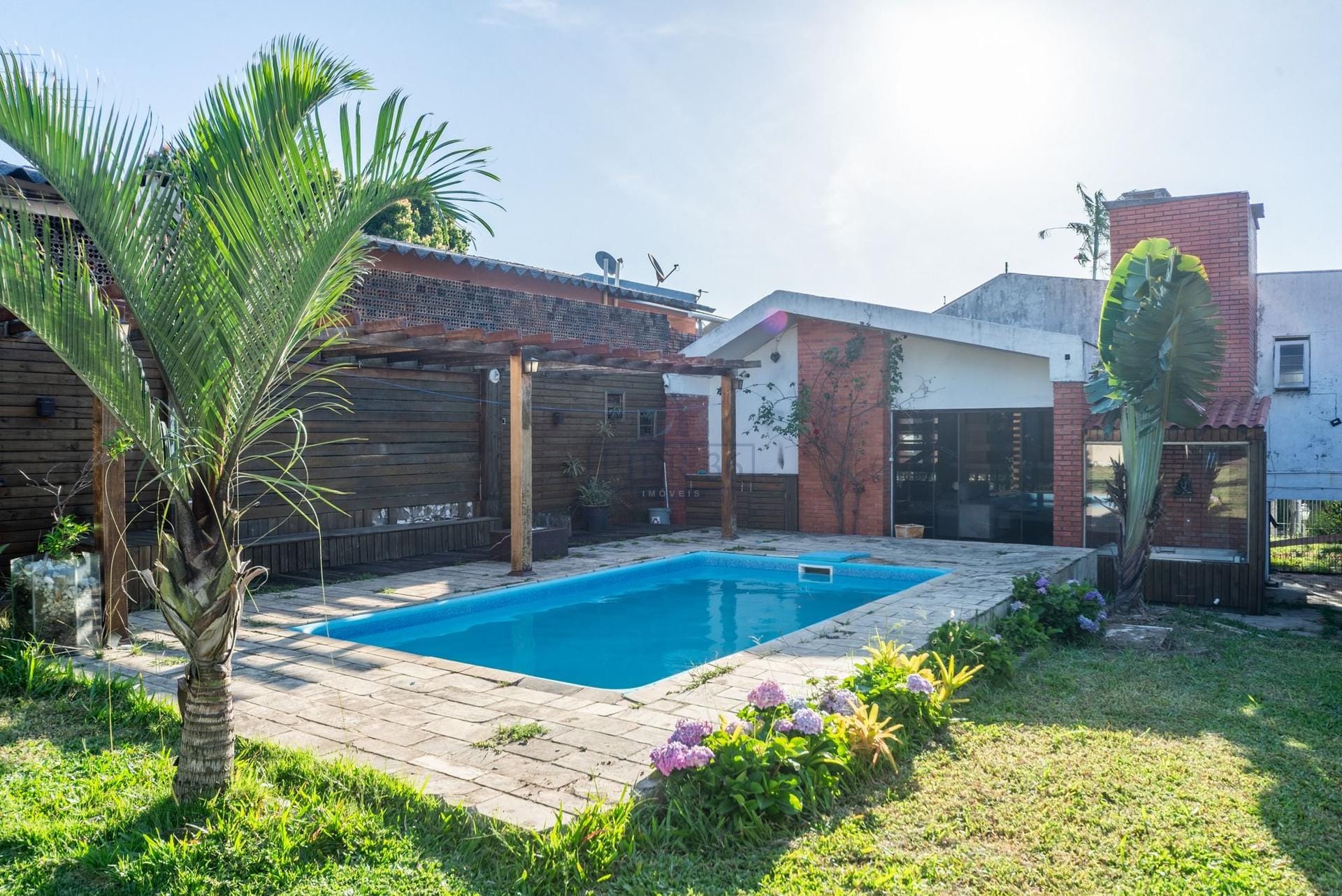 Casa à venda com 132m², 3 dormitórios, 1 suíte, 5 vagas no bairro Guarujá em Porto Alegre - Foto 1