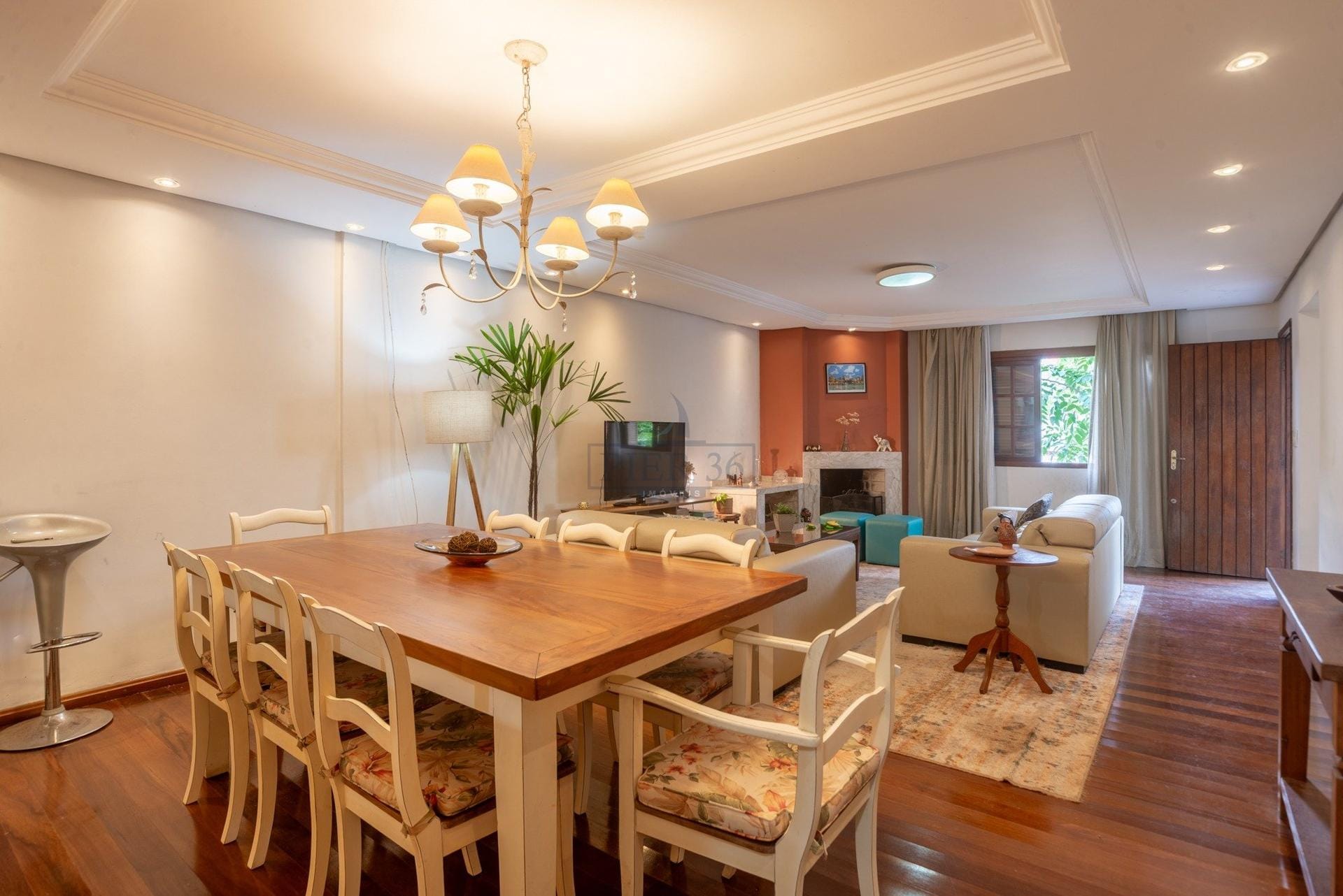 Casa à venda com 246m², 3 dormitórios, 1 suíte, 4 vagas no bairro Ipanema em Porto Alegre - Foto 1