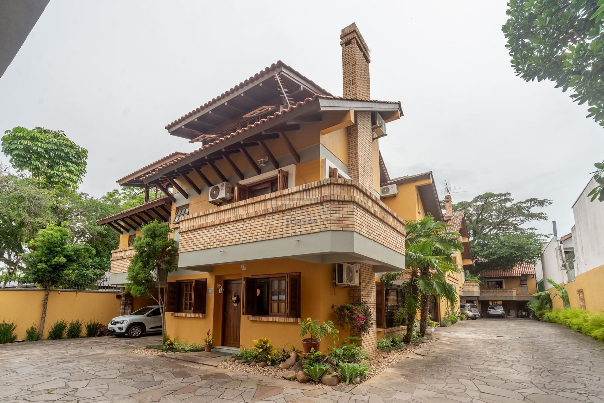 Casa em Condomínio à venda com 168m², 3 dormitórios, 1 suíte, 2 vagas no bairro Pedra Redonda em Porto Alegre - Foto 1