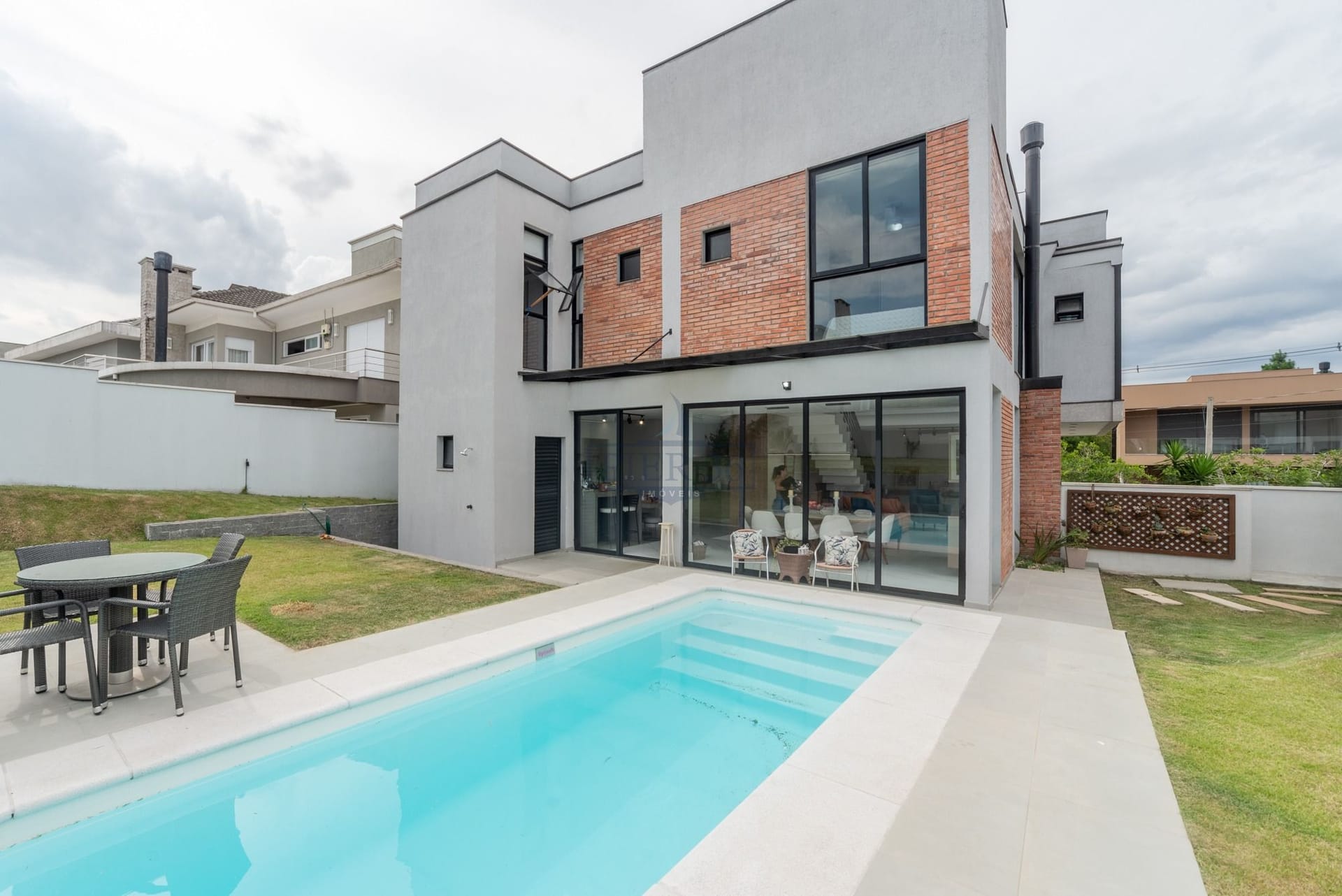 Casa em Condomínio à venda com 262m², 4 dormitórios, 4 suítes, 4 vagas no bairro Alphaville em Porto Alegre - Foto 1
