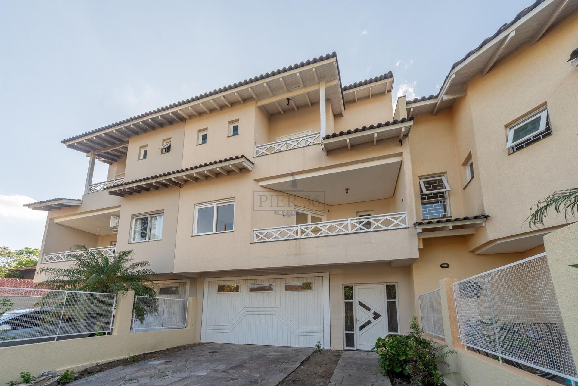 Casa à venda com 253m², 3 dormitórios, 1 suíte, 4 vagas no bairro Jardim Verde em Porto Alegre - Foto 1
