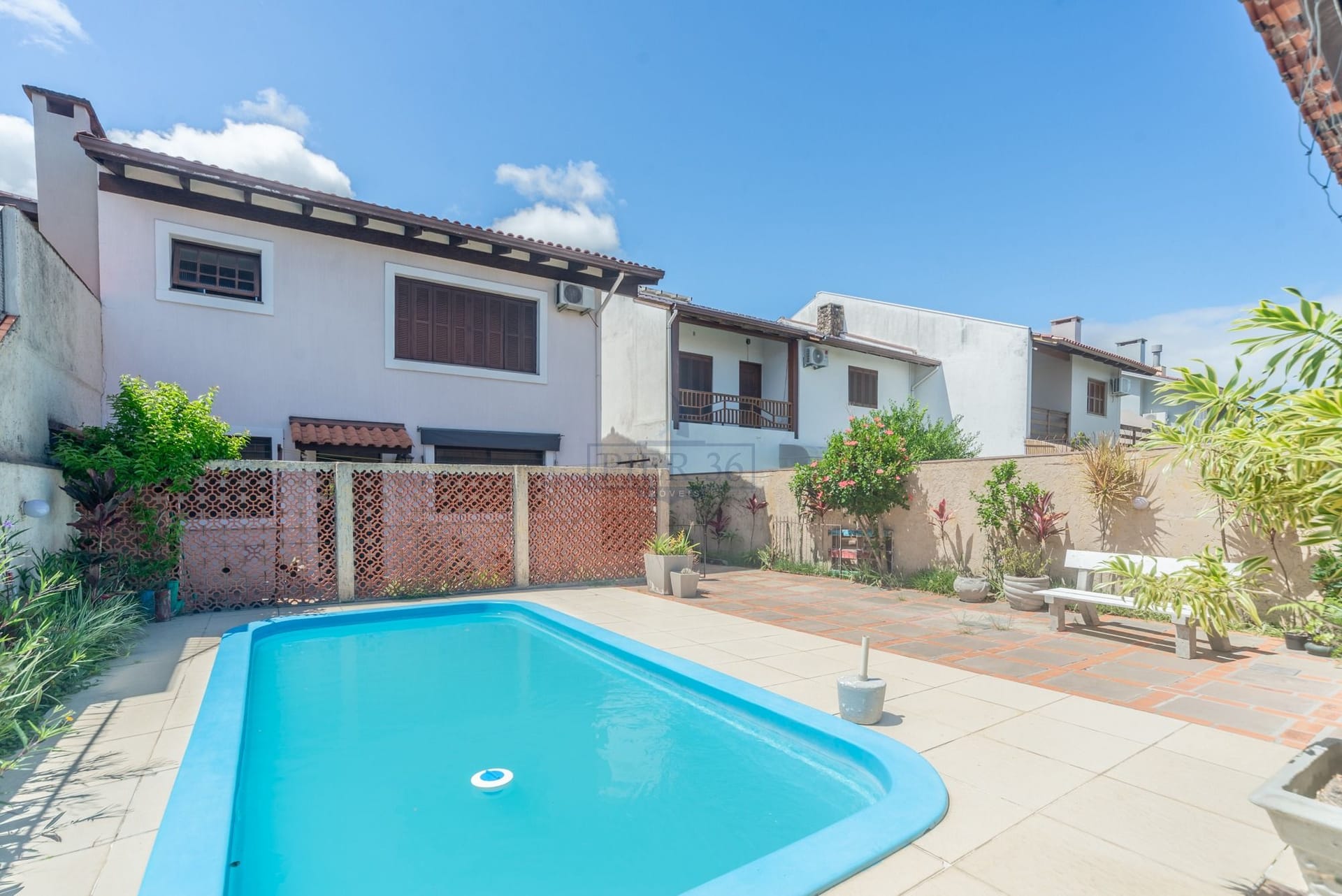 Casa à venda com 248m², 3 dormitórios, 1 suíte, 2 vagas no bairro Ipanema em Porto Alegre - Foto 1