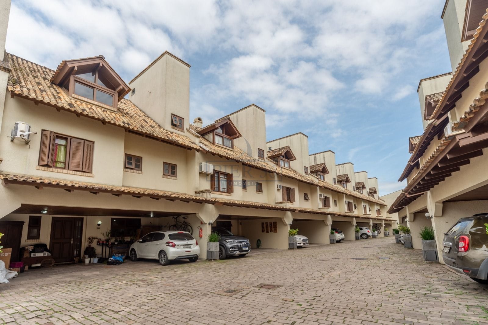 Casa em Condomínio à venda com 240m², 3 dormitórios, 1 suíte, 3 vagas no bairro Vila Assunção em Porto Alegre - Foto 1