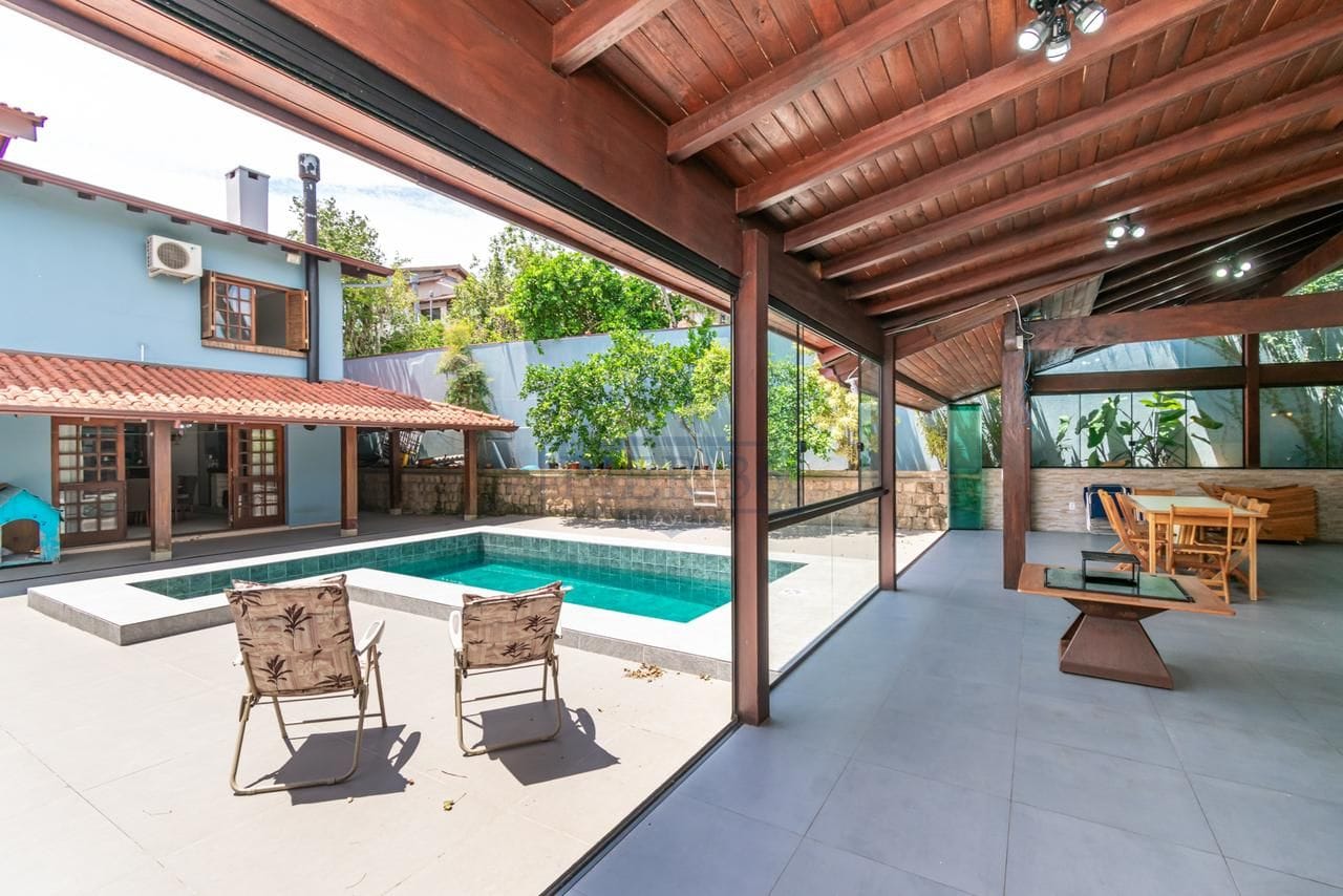 Casa à venda com 279m², 4 dormitórios, 1 suíte, 4 vagas no bairro Jardim Isabel em Porto Alegre - Foto 1