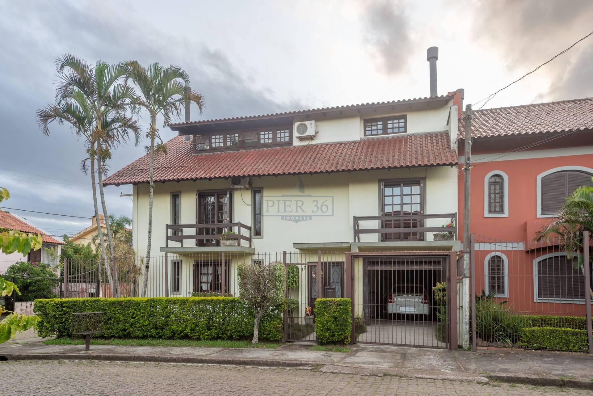 Casa à venda com 316m², 4 dormitórios, 2 suítes, 4 vagas no bairro Guarujá em Porto Alegre - Foto 1