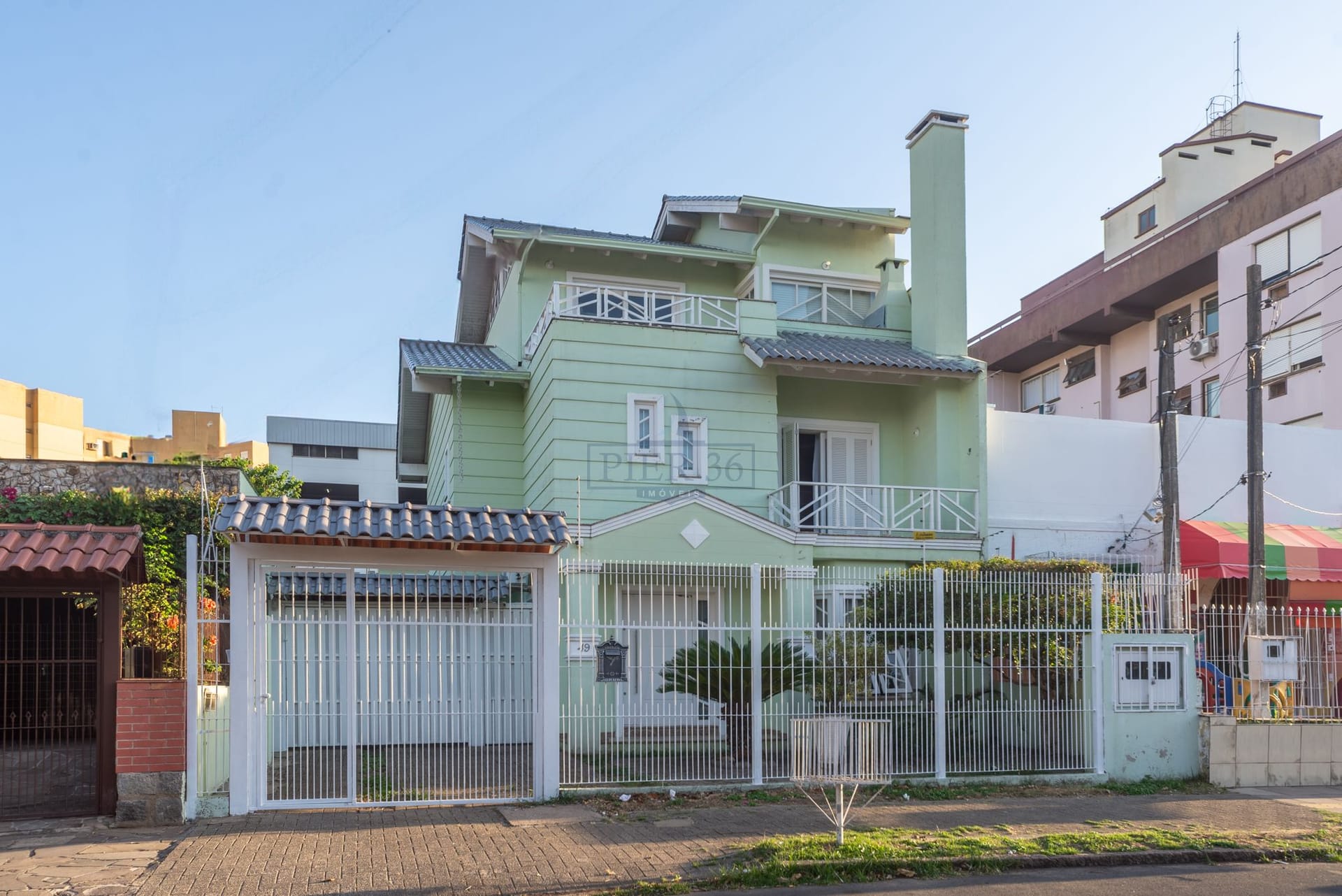 Casa à venda com 330m², 4 dormitórios, 3 suítes, 8 vagas no bairro Cristal em Porto Alegre - Foto 1