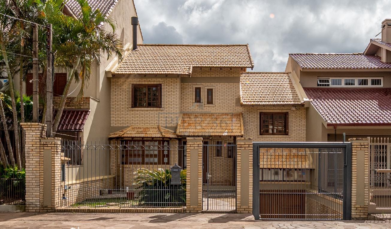 Casa à venda com 285m², 4 dormitórios, 1 suíte, 4 vagas no bairro Ipanema em Porto Alegre - Foto 1