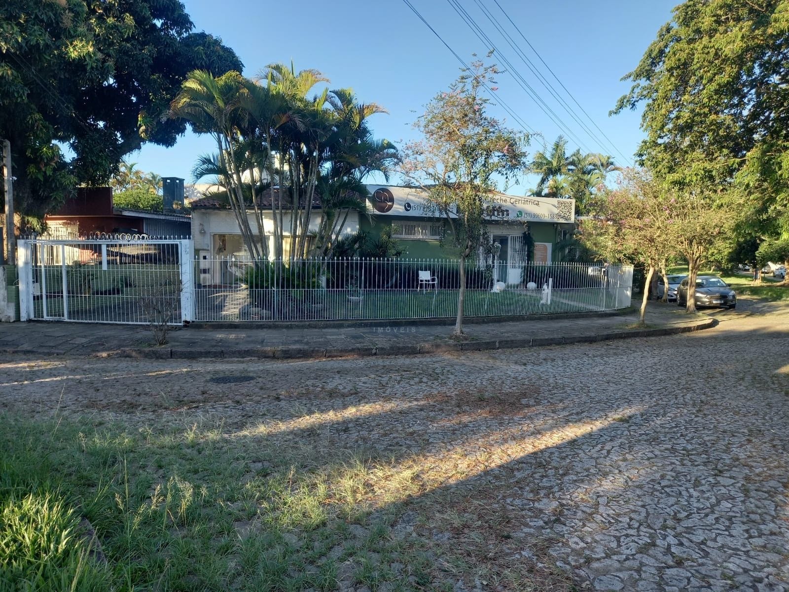 Casa à venda com 221m², 3 dormitórios, 1 suíte, 4 vagas no bairro Tristeza em Porto Alegre - Foto 1