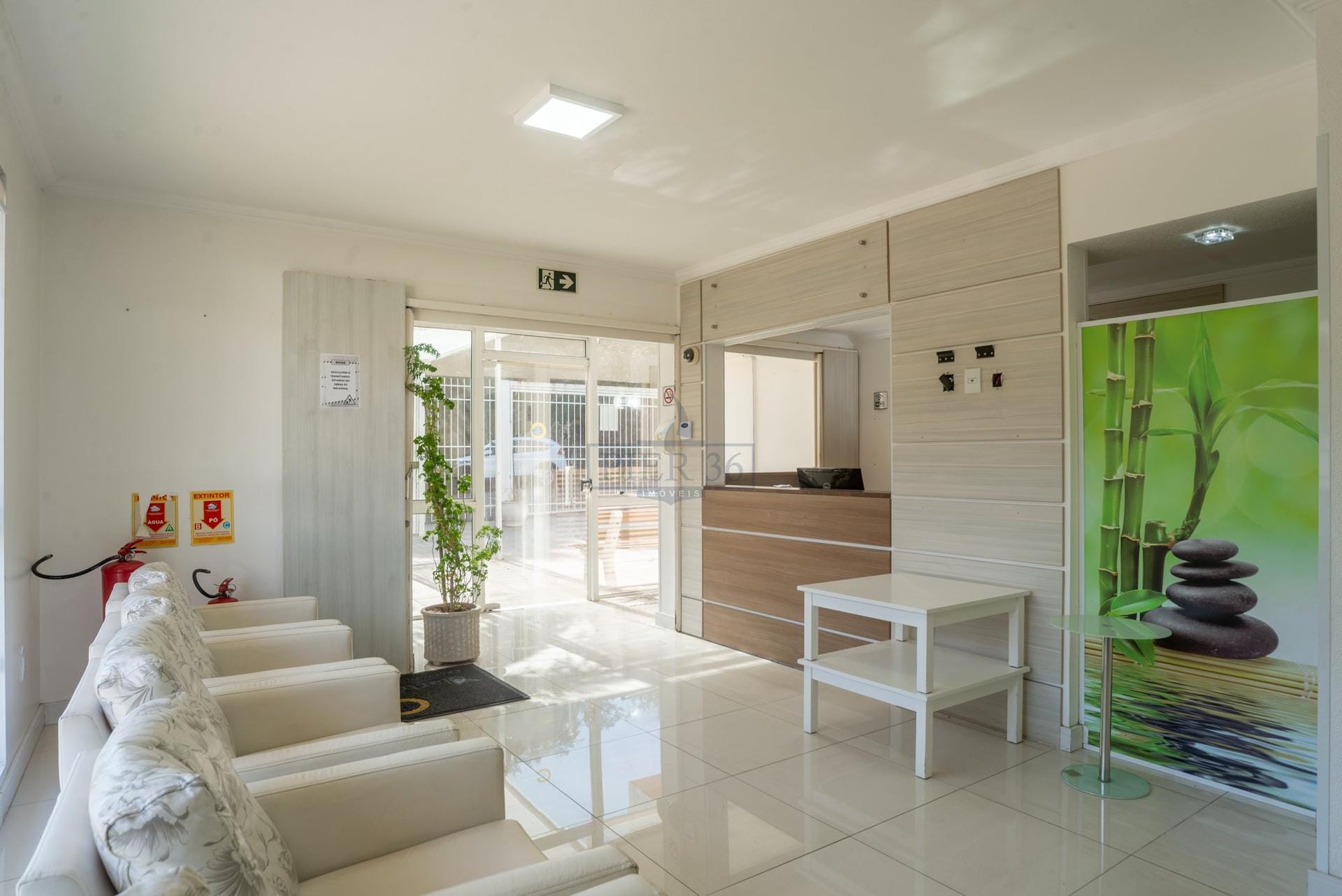 Casa à venda com 228m², 3 dormitórios, 1 suíte, 4 vagas no bairro Vila Assunção em Porto Alegre - Foto 1