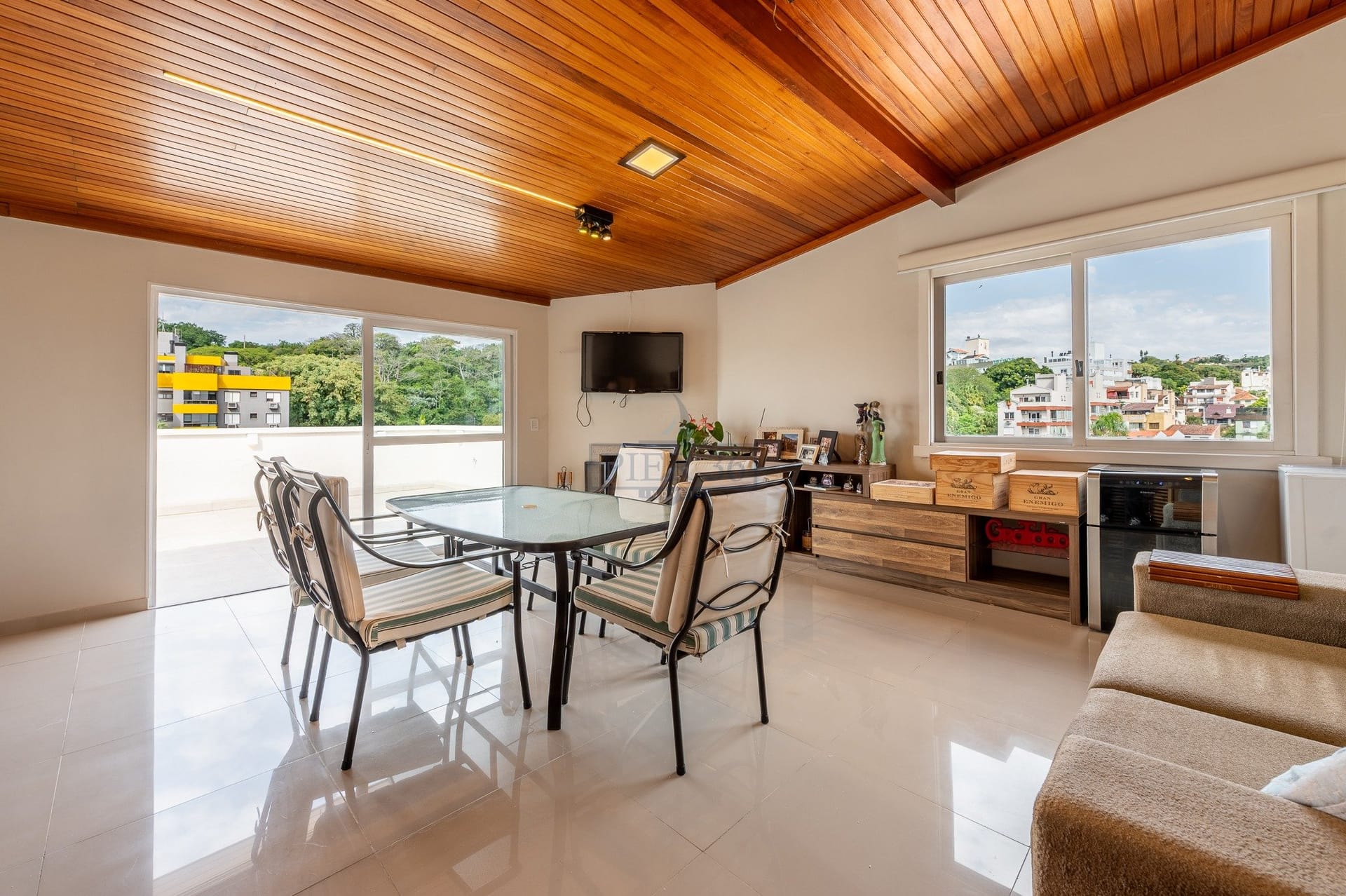 Cobertura à venda com 188m², 3 dormitórios, 2 suítes, 2 vagas no bairro Menino Deus em Porto Alegre - Foto 1