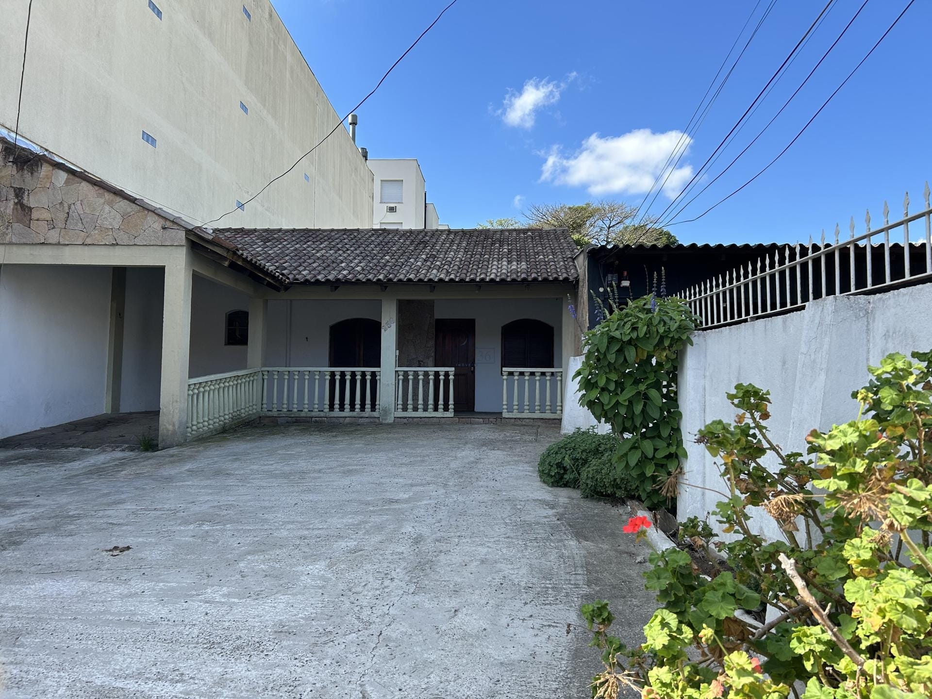 Casa à venda com 249m², 3 dormitórios, 1 suíte, 4 vagas no bairro Tristeza em Porto Alegre - Foto 1