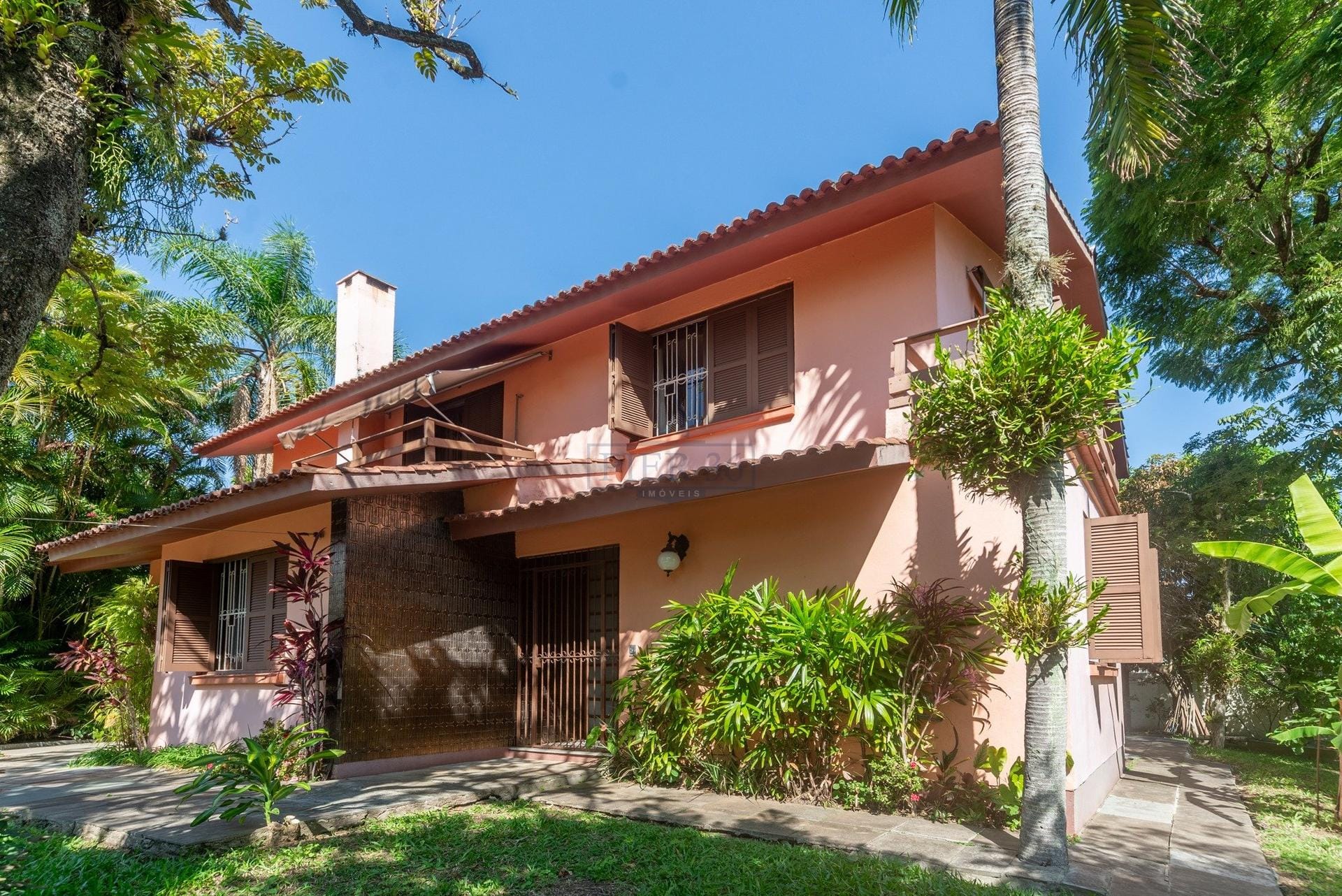 Casa à venda com 364m², 5 dormitórios, 1 suíte, 3 vagas no bairro Cristal em Porto Alegre - Foto 1