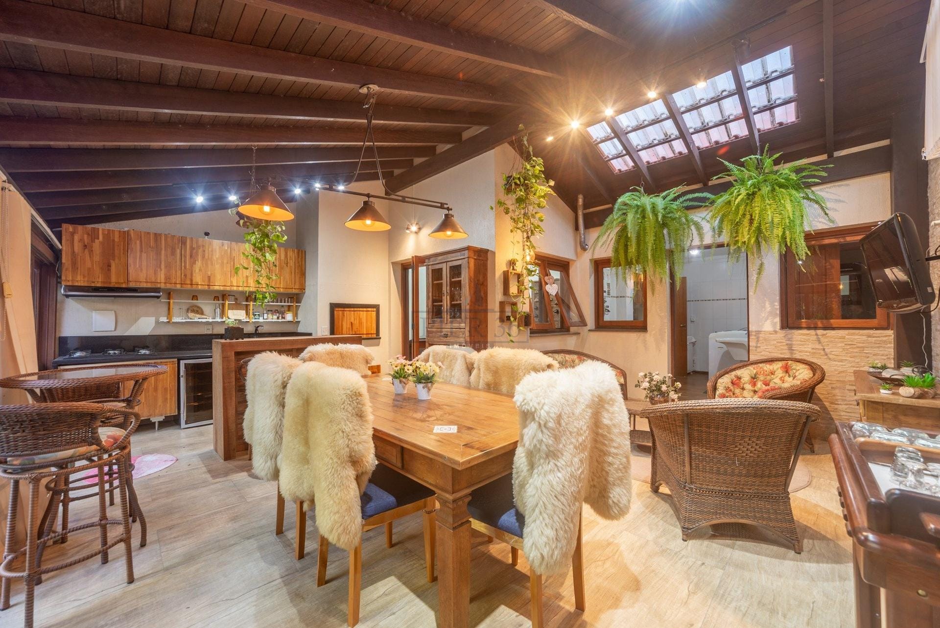 Casa em Condomínio à venda com 385m², 3 dormitórios, 1 suíte, 3 vagas no bairro Cristal em Porto Alegre - Foto 1