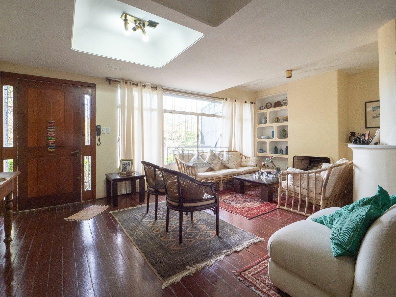 Casa à venda com 320m², 4 dormitórios, 1 suíte, 2 vagas no bairro Vila Assunção em Porto Alegre - Foto 1