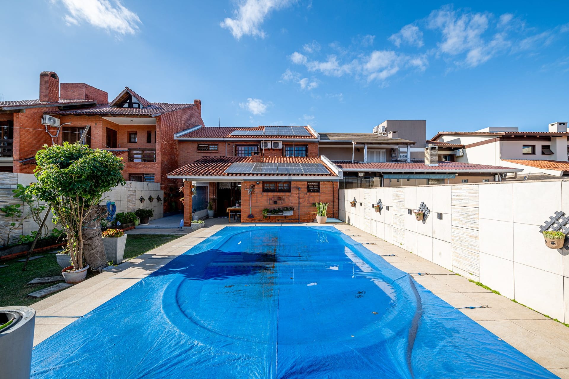 Casa à venda com 228m², 4 dormitórios, 1 suíte, 4 vagas no bairro Ipanema em Porto Alegre - Foto 1