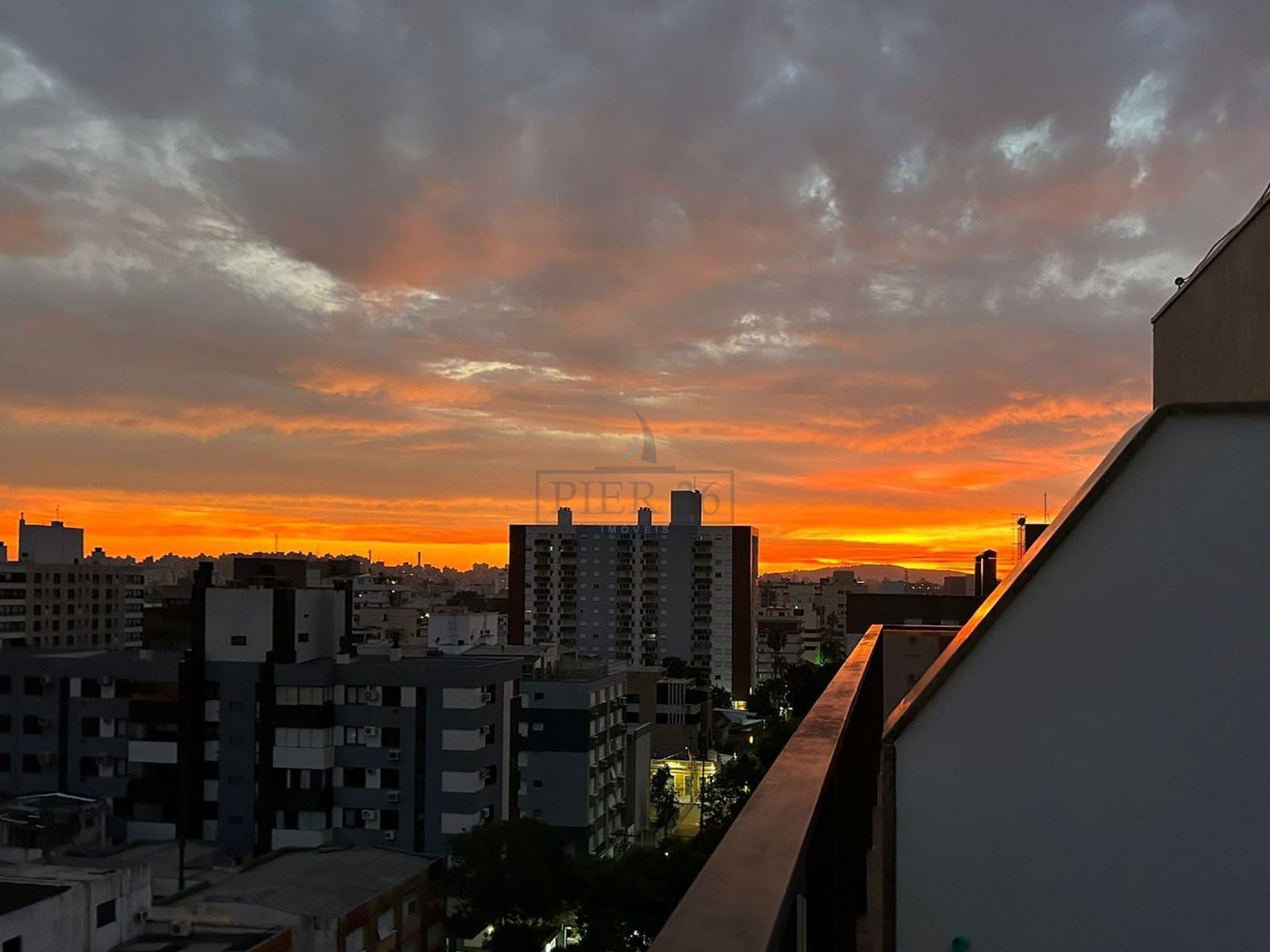 Cobertura à venda com 159m², 3 dormitórios, 1 suíte, 2 vagas no bairro Menino Deus em Porto Alegre - Foto 1