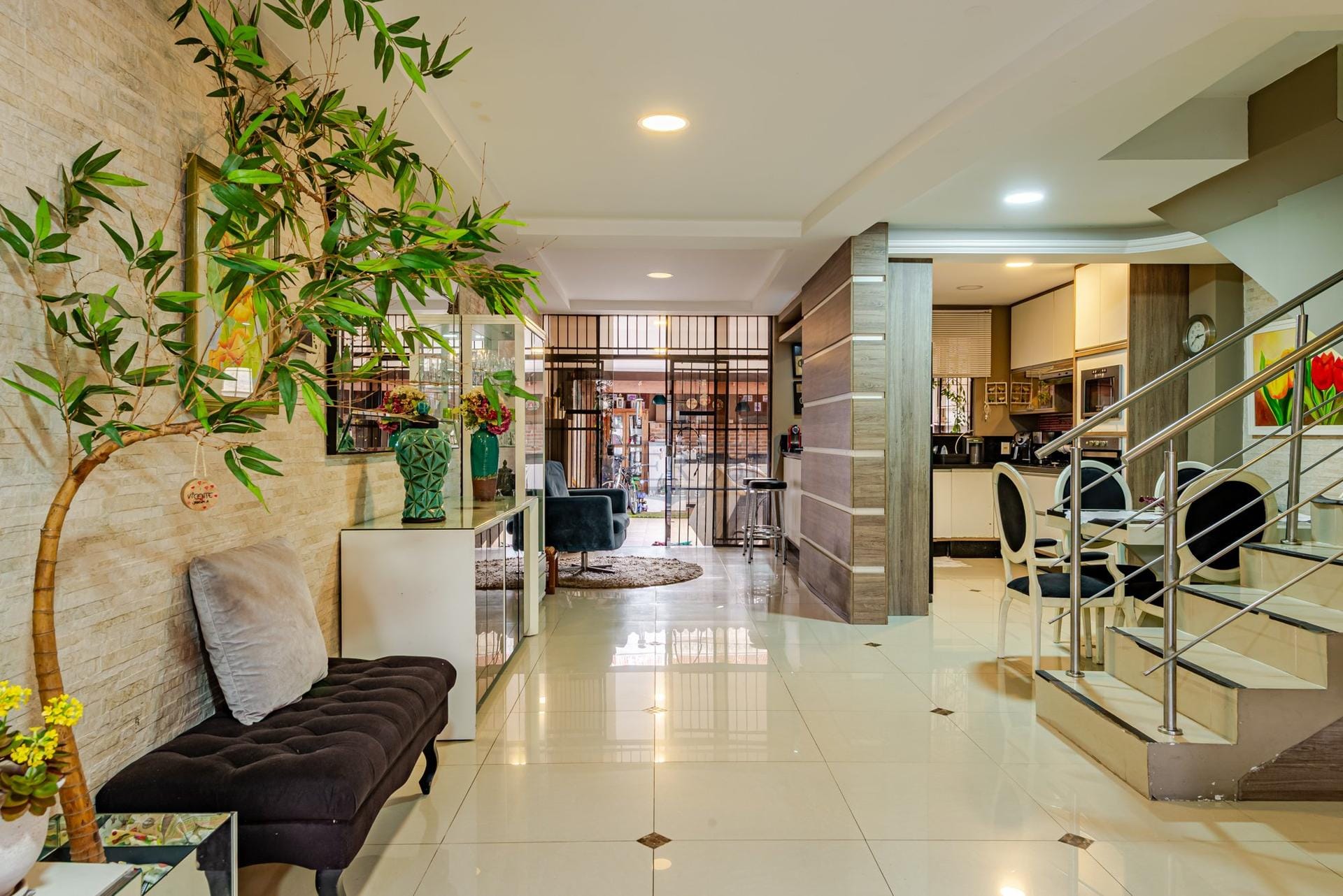 Casa à venda com 202m², 3 dormitórios, 1 suíte, 3 vagas no bairro Cristal em Porto Alegre - Foto 1