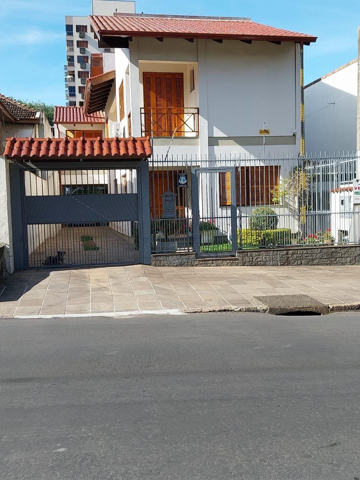 Casa à venda com 256m², 3 dormitórios, 2 suítes, 2 vagas no bairro Tristeza em Porto Alegre - Foto 1
