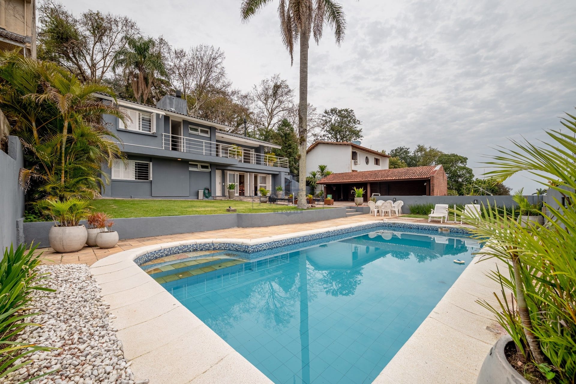 Casa à venda com 312m², 3 dormitórios, 3 suítes, 4 vagas no bairro Vila Conceição em Porto Alegre - Foto 1