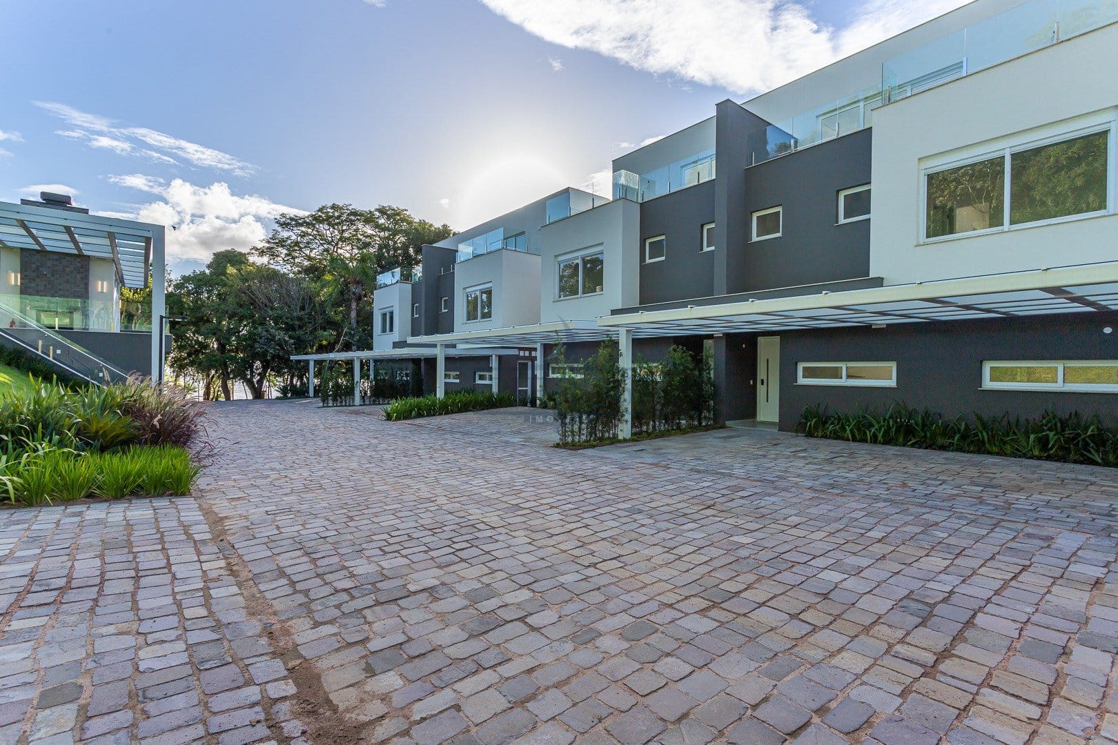 Casa em Condomínio à venda com 344m², 3 dormitórios, 3 suítes, 3 vagas no bairro Pedra Redonda em Porto Alegre - Foto 1