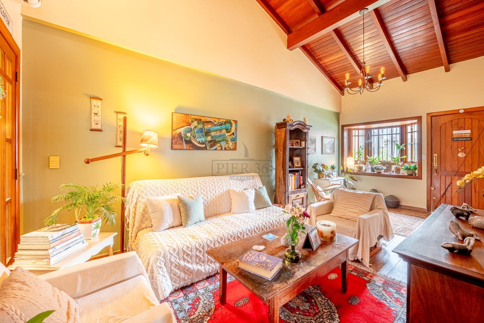 Casa à venda com 273m², 3 dormitórios, 2 suítes, 8 vagas no bairro Cristal em Porto Alegre - Foto 1