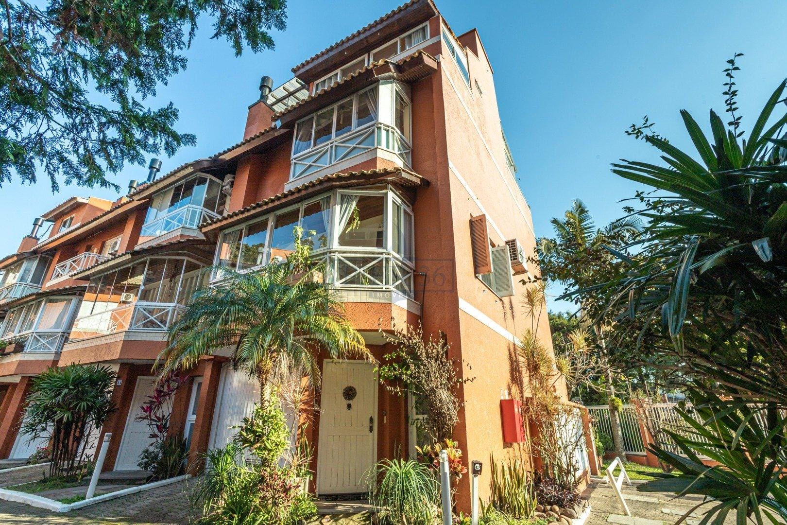 Casa em Condomínio à venda com 252m², 3 dormitórios, 1 suíte, 3 vagas no bairro Vila Assunção em Porto Alegre - Foto 1