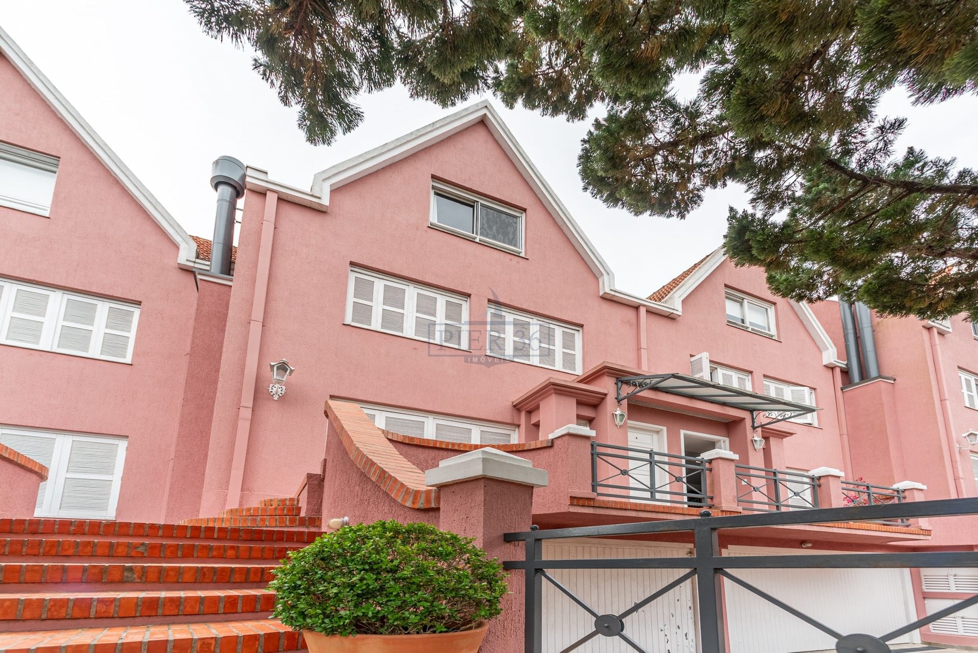 Casa em Condomínio à venda com 210m², 4 dormitórios, 2 suítes, 2 vagas no bairro Vila Assunção em Porto Alegre - Foto 1