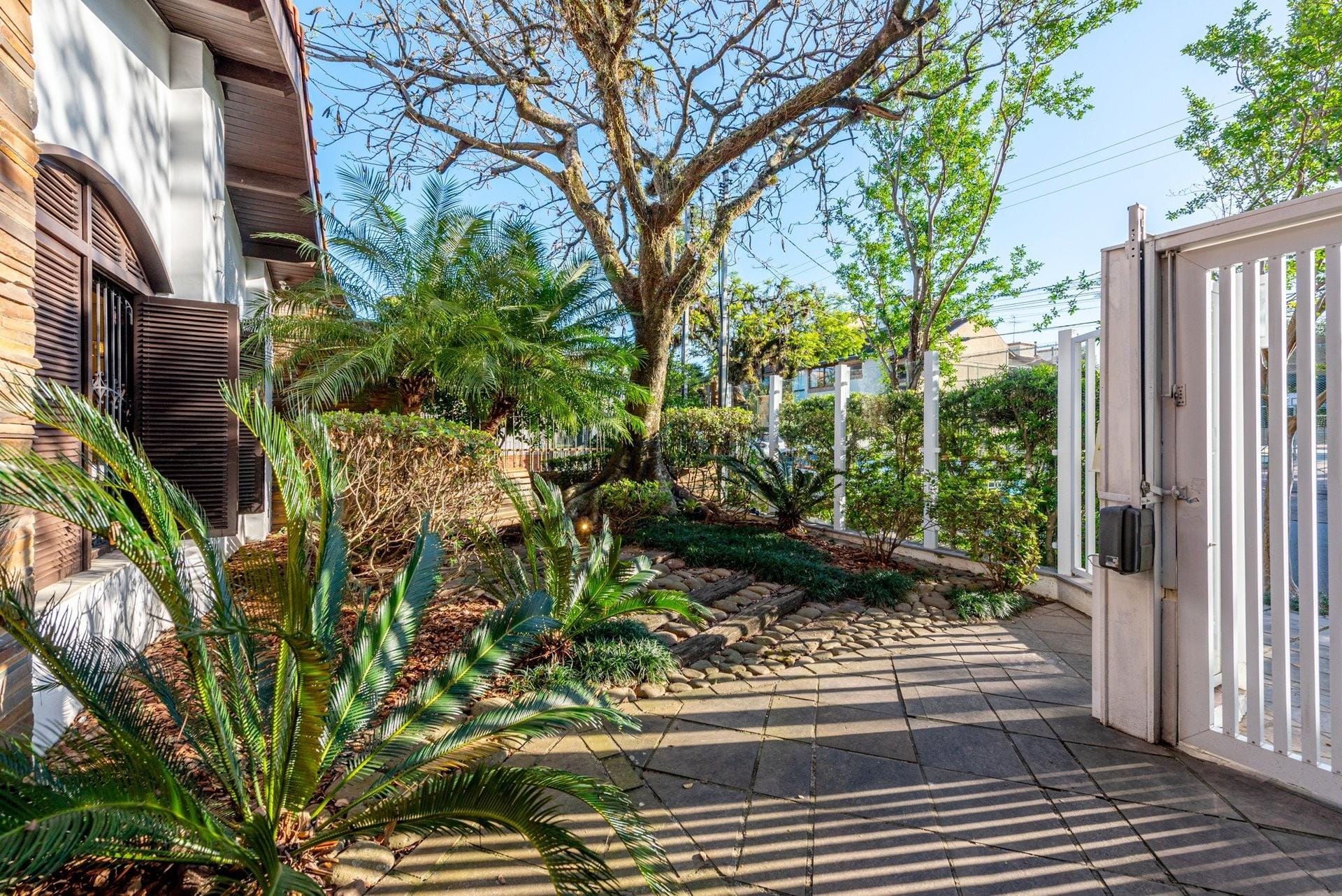 Casa à venda com 326m², 3 dormitórios, 1 suíte, 4 vagas no bairro Tristeza em Porto Alegre - Foto 1