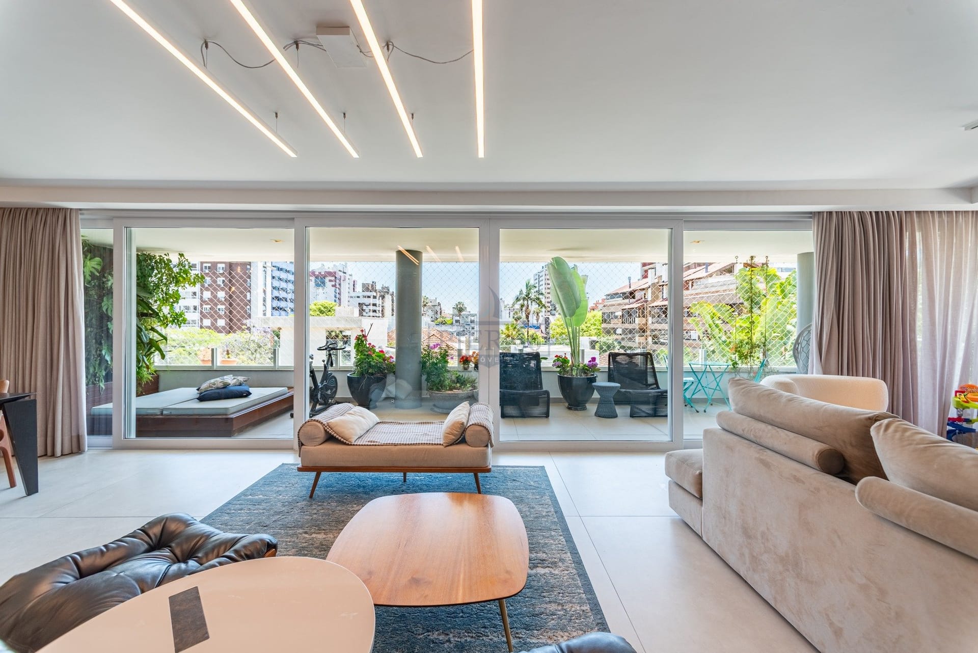 Apartamento à venda com 230m², 3 dormitórios, 3 suítes, 3 vagas no bairro Menino Deus em Porto Alegre - Foto 1