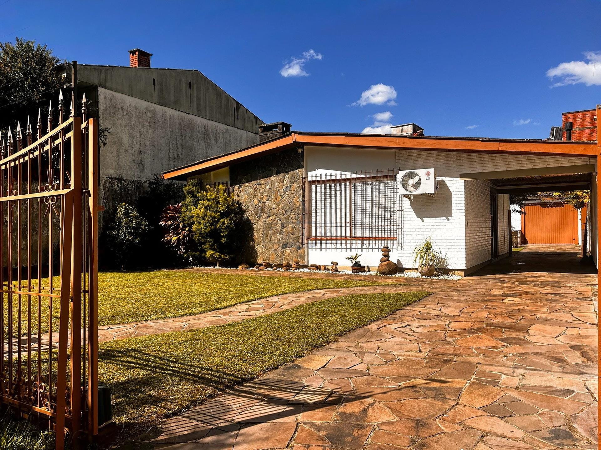 Casa à venda com 155m², 3 dormitórios, 2 vagas no bairro Ipanema em Porto Alegre - Foto 1