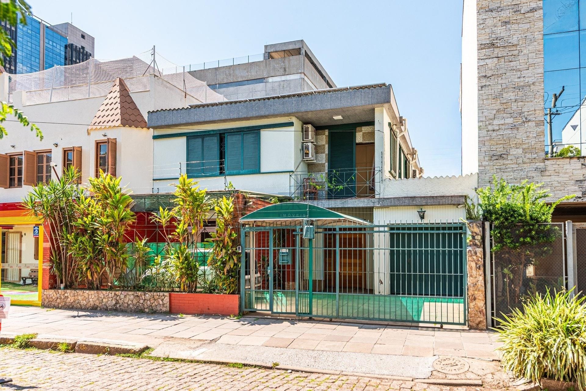 Casa à venda com 275m², 4 dormitórios, 1 suíte, 4 vagas no bairro Menino Deus em Porto Alegre - Foto 1