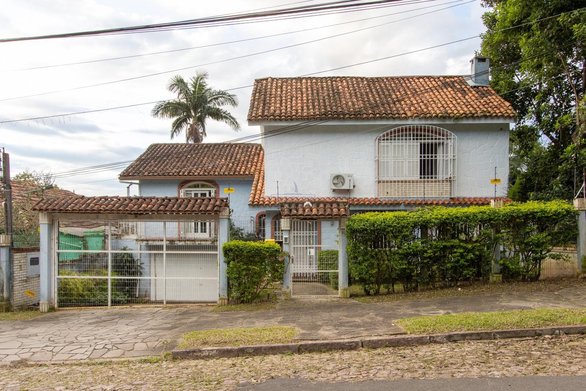 Casa à venda com 180m², 4 dormitórios, 1 suíte, 4 vagas no bairro Cristal em Porto Alegre - Foto 1
