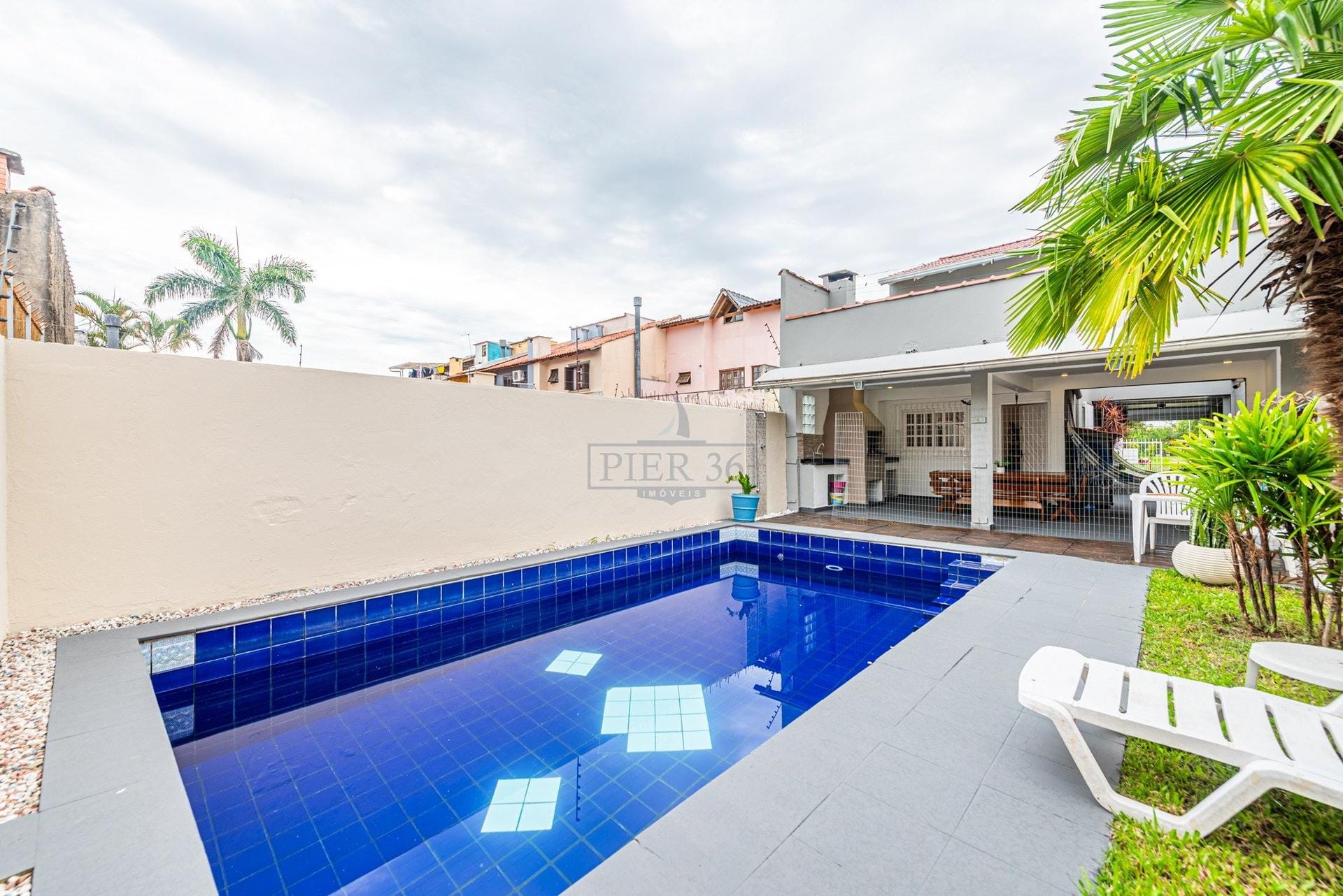 Casa à venda com 183m², 3 dormitórios, 1 suíte, 3 vagas no bairro Hípica em Porto Alegre - Foto 1