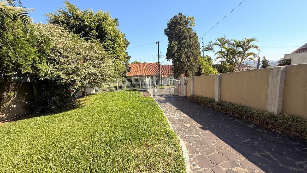 Casa à venda com 300m², 3 dormitórios, 1 suíte, 2 vagas no bairro Tristeza em Porto Alegre - Foto 1