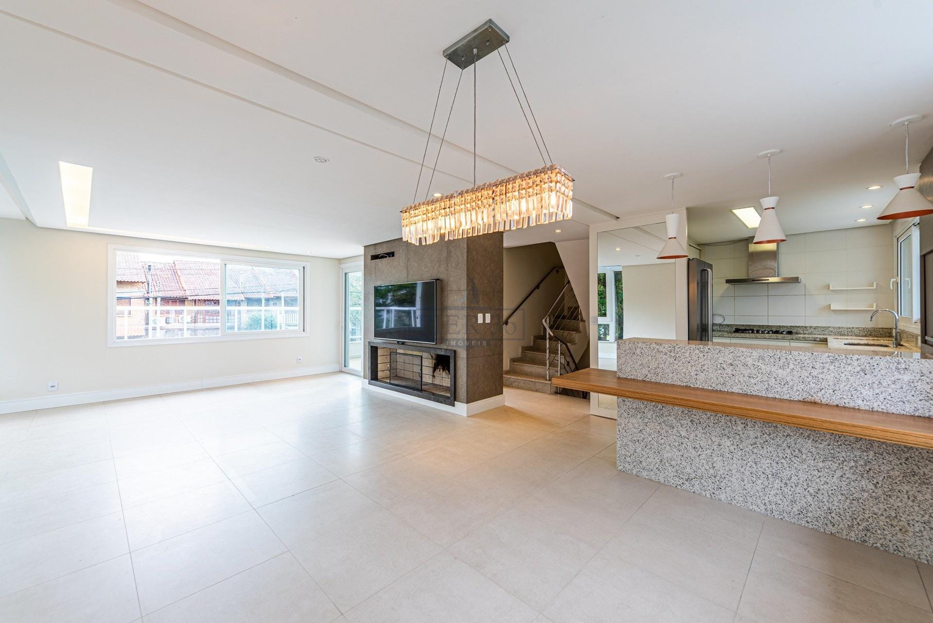 Casa à venda com 212m², 3 dormitórios, 1 suíte, 3 vagas no bairro Tristeza em Porto Alegre - Foto 1