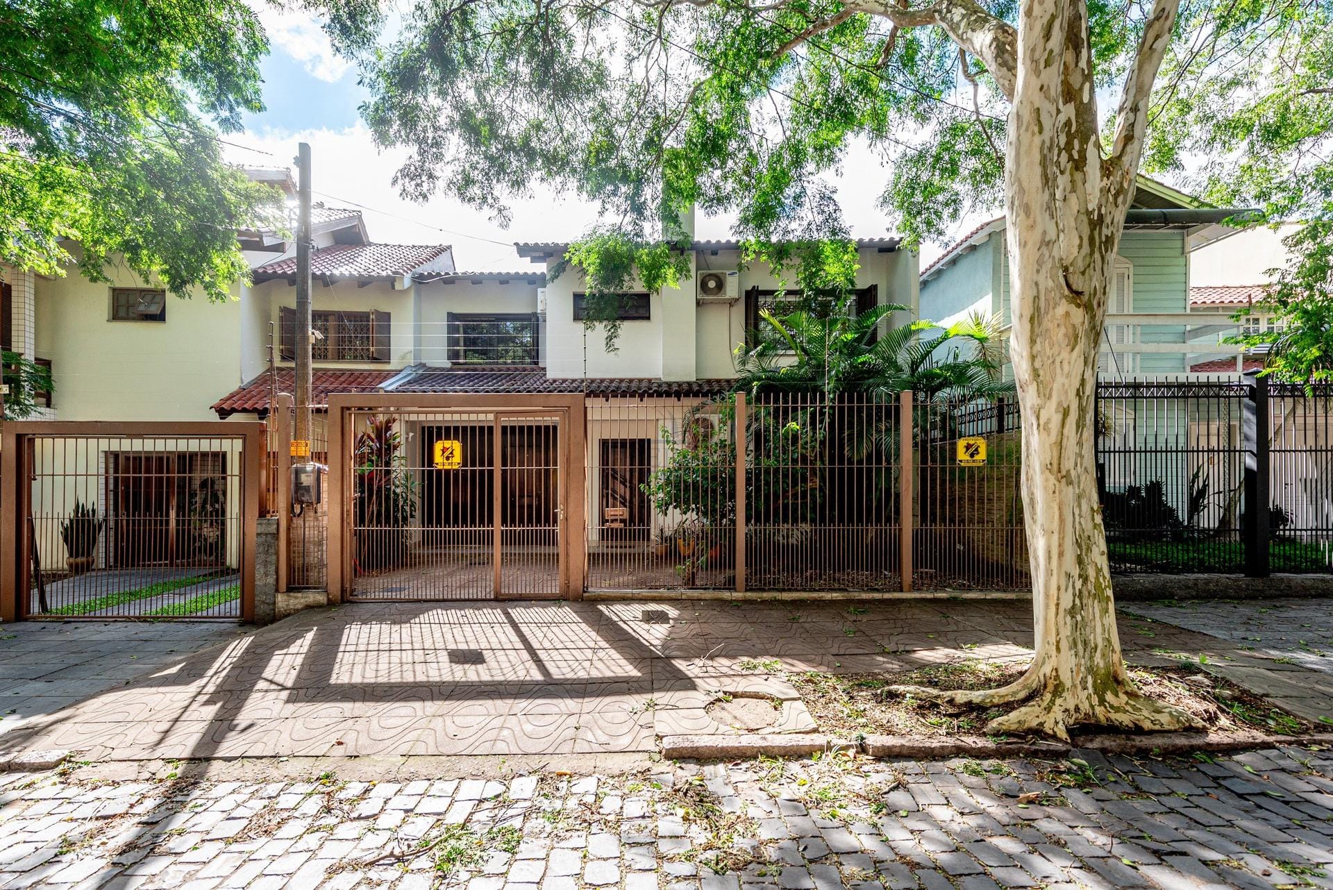 Casa à venda com 344m², 4 dormitórios, 2 suítes, 3 vagas no bairro Cristal em Porto Alegre - Foto 1