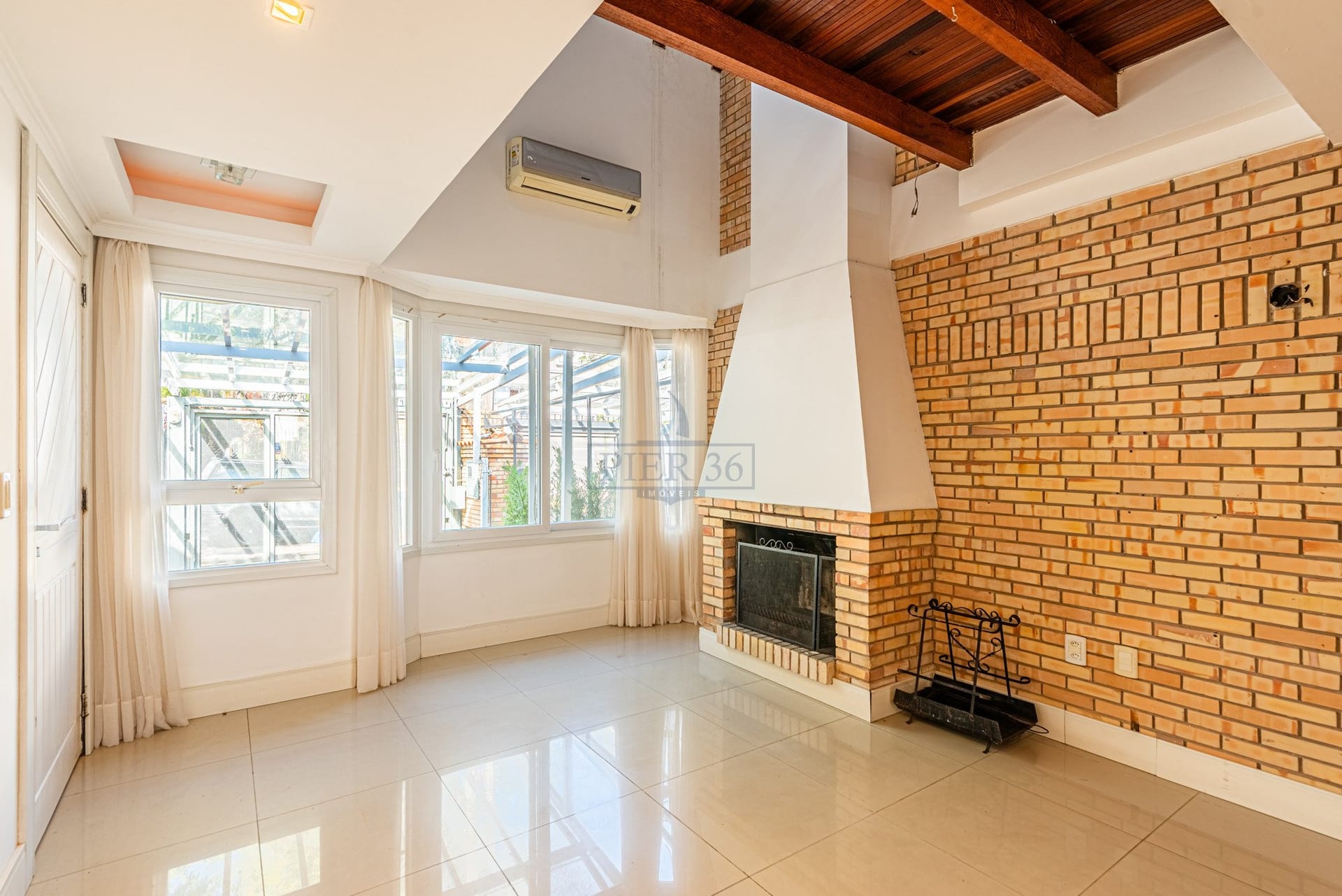 Casa à venda com 174m², 3 dormitórios, 3 suítes, 3 vagas no bairro Tristeza em Porto Alegre - Foto 1