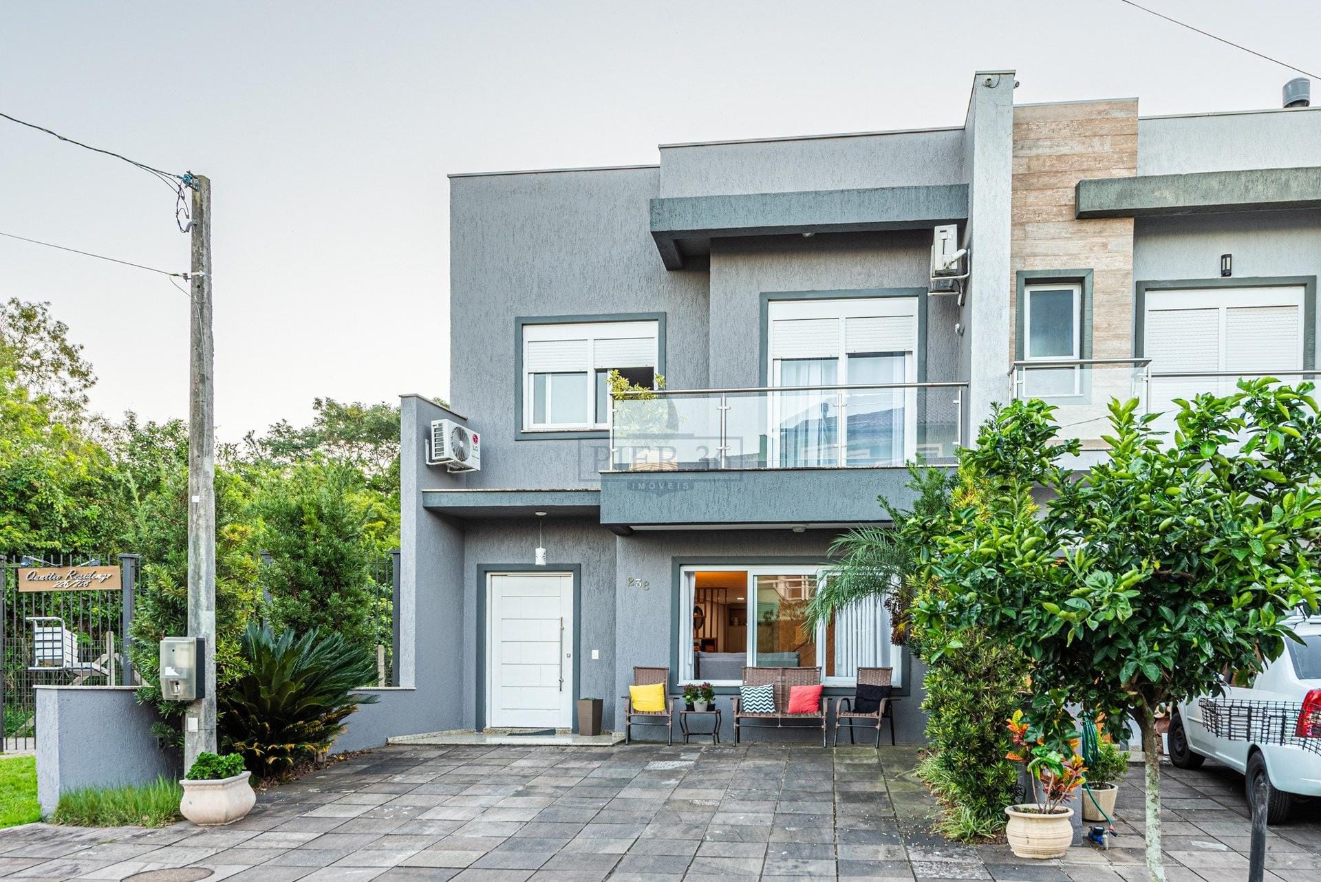 Casa à venda com 136m², 3 dormitórios, 1 suíte, 2 vagas no bairro Lagos de Nova Ipanema em Porto Alegre - Foto 1