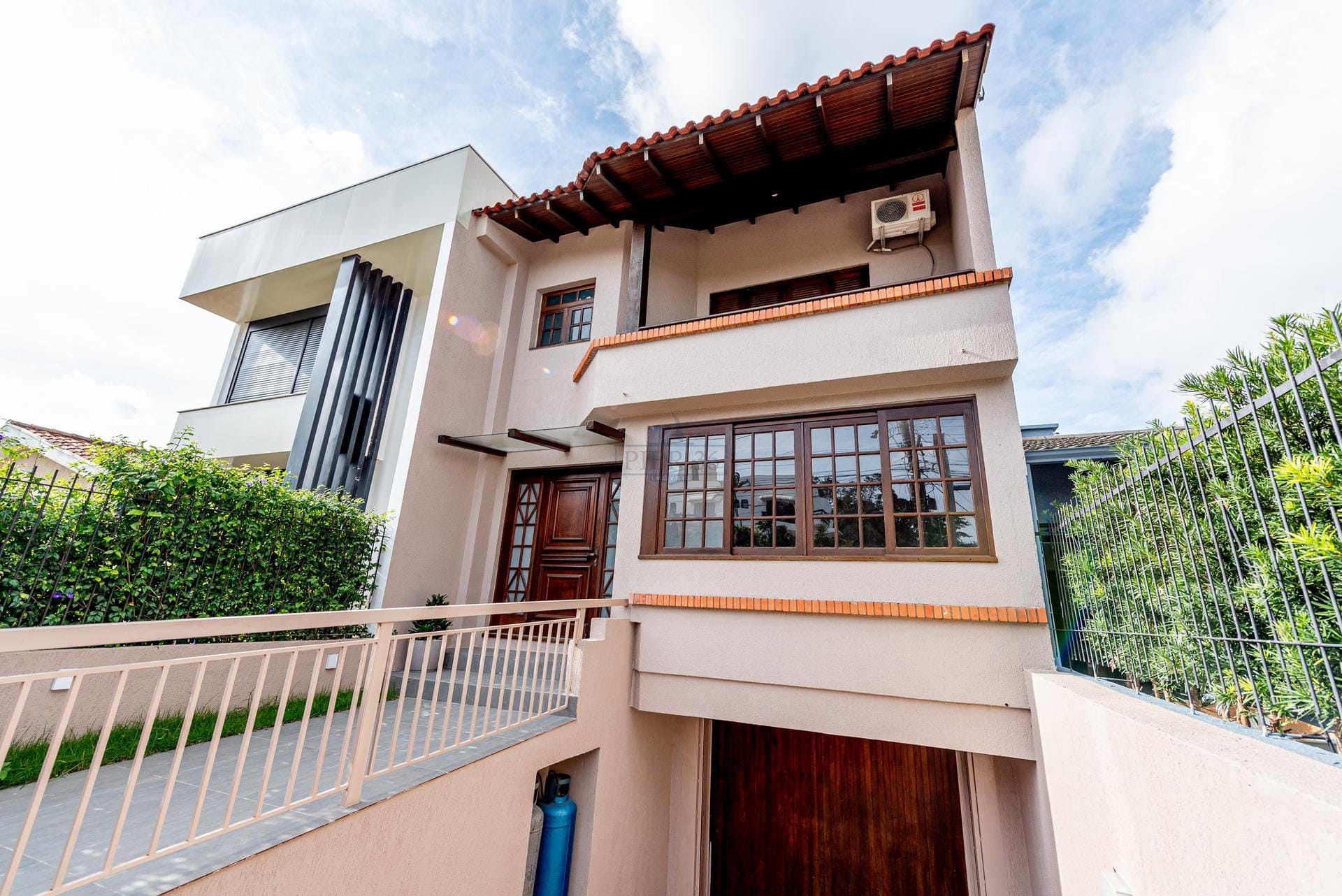 Casa à venda com 300m², 3 dormitórios, 1 suíte, 2 vagas no bairro Vila Assunção em Porto Alegre - Foto 1