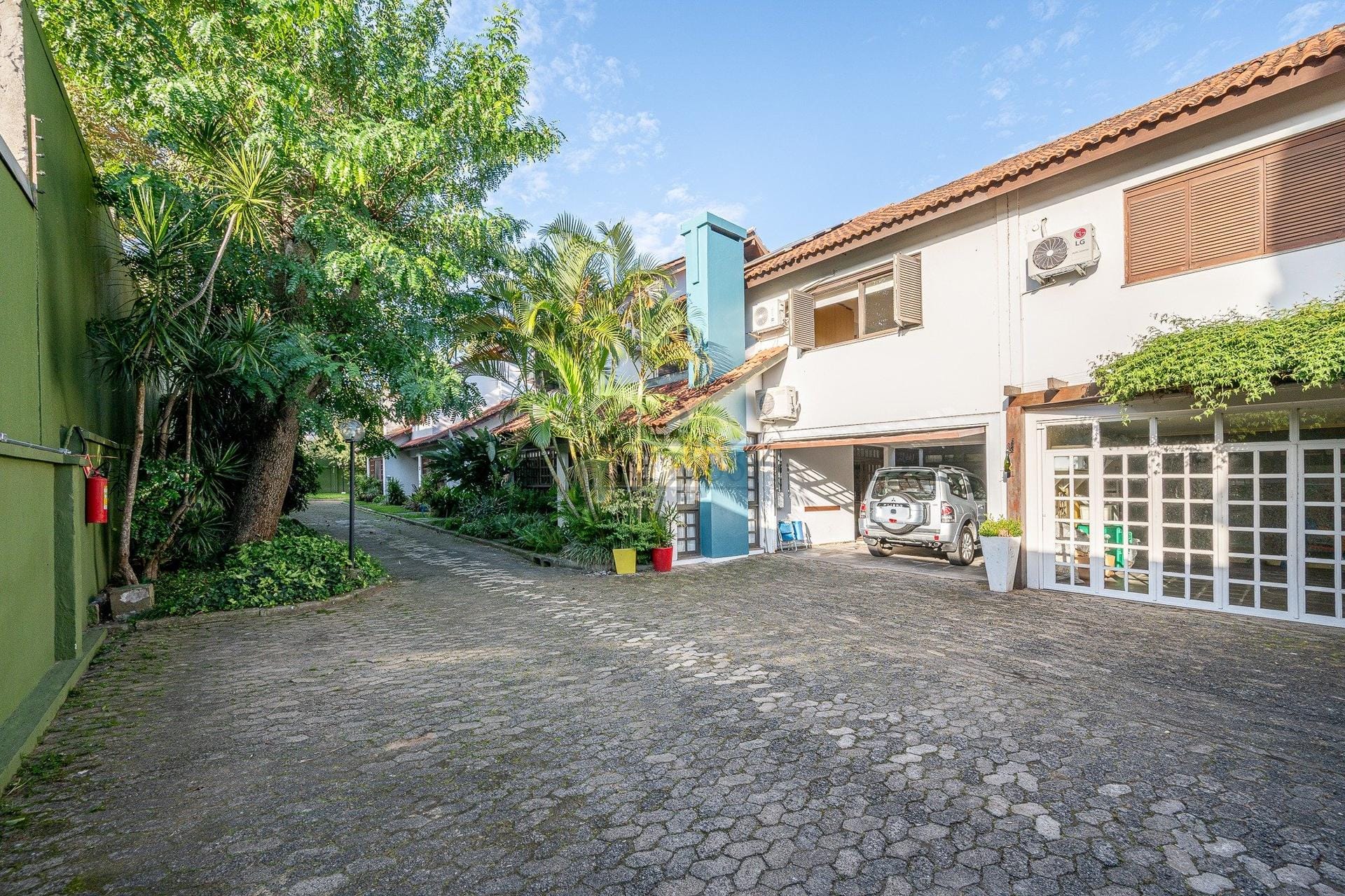 Casa em Condomínio à venda com 318m², 4 dormitórios, 1 suíte, 2 vagas no bairro Pedra Redonda em Porto Alegre - Foto 1